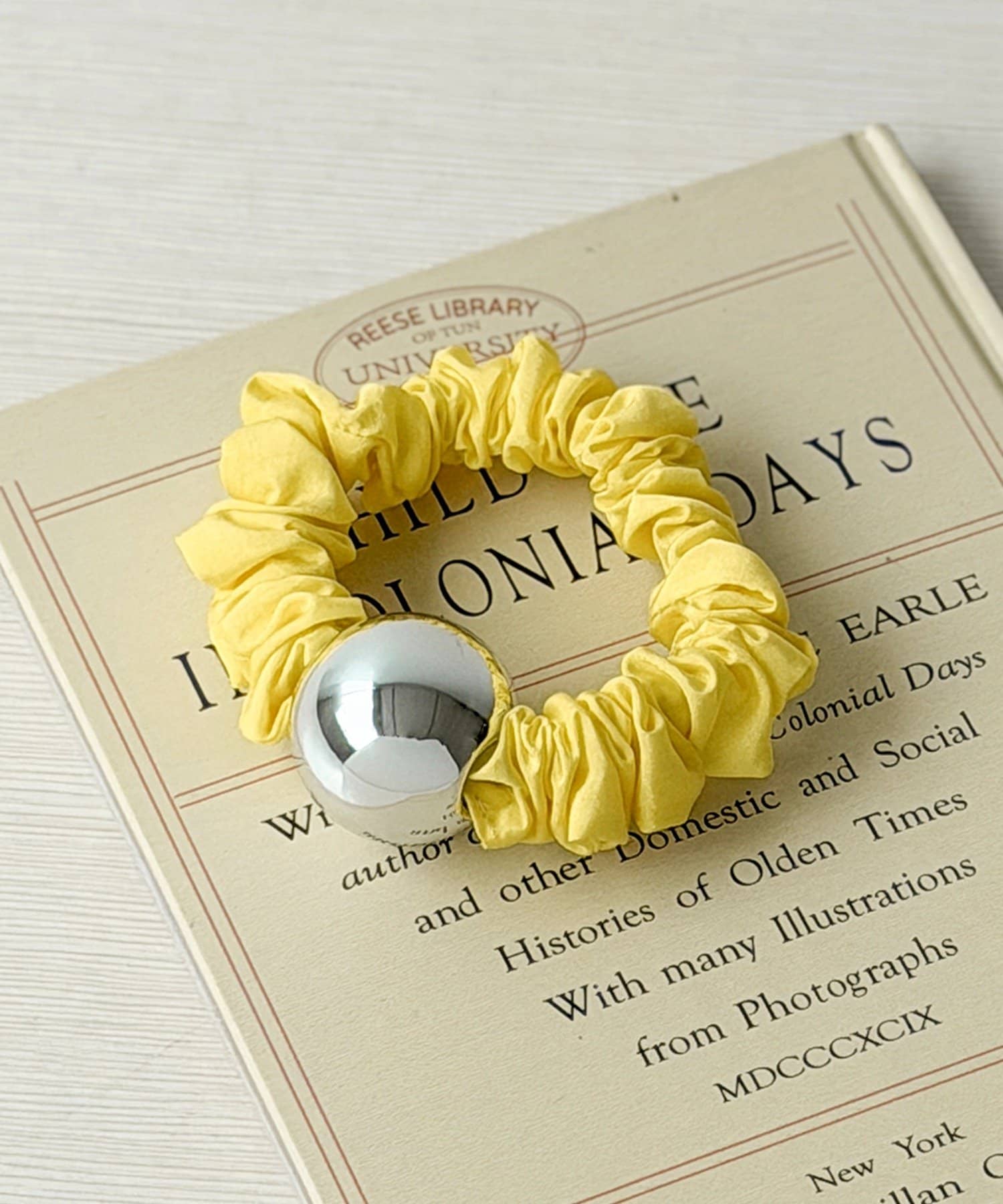 3COINS(スリーコインズ) ボールチャーム付きヘアゴム