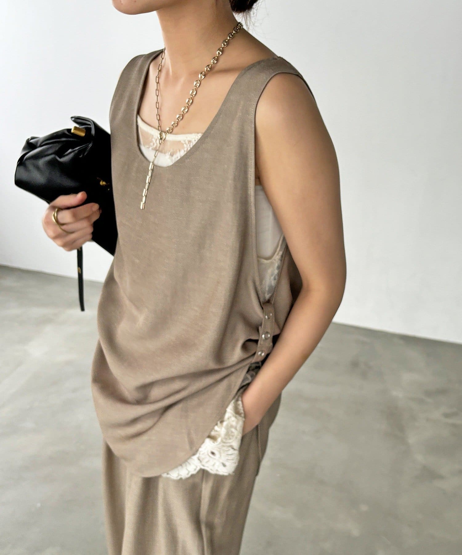 DOUDOU(ドゥドゥ) 【セットアップ可能】リネン混サイドデザインタンクブラウス