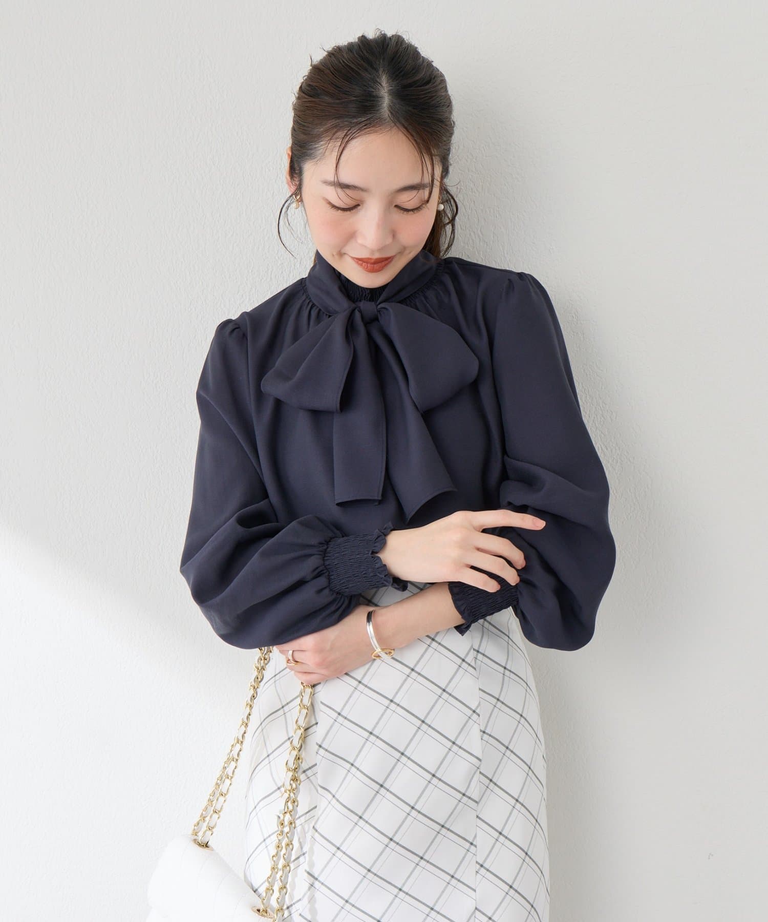 La boutique BonBon】ボウタイ付きシャーリングギャザーブラウス