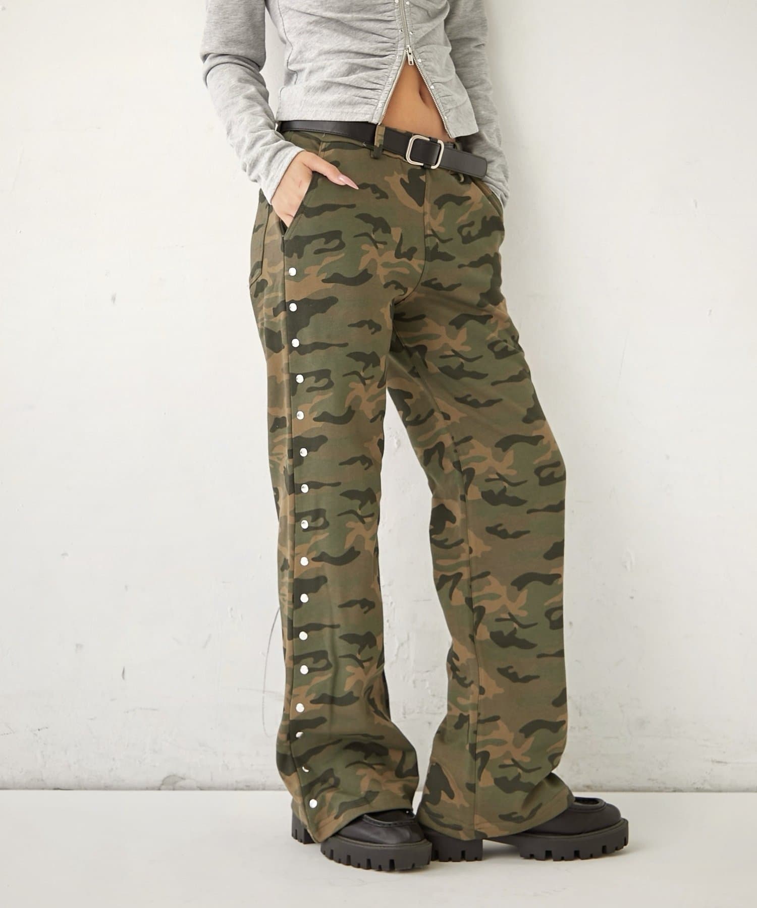 OUTLET(アウトレット) 【WHO'S WHO gallery】スウェットミディフレアスタッズパンツ