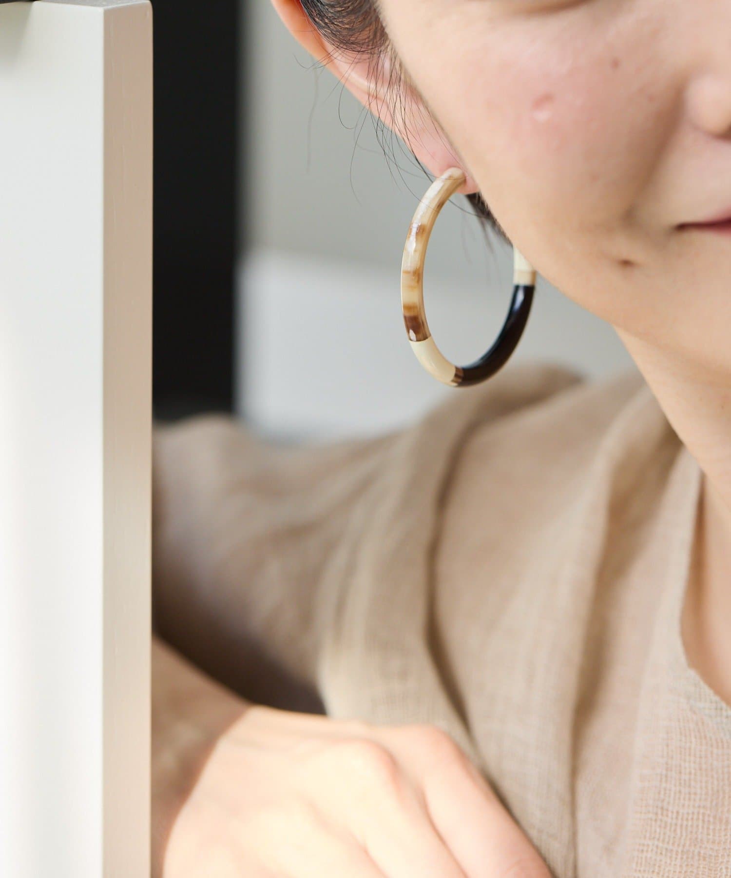 ear PAPILLONNER(イア パピヨネ) 水牛角3色フープピアス
