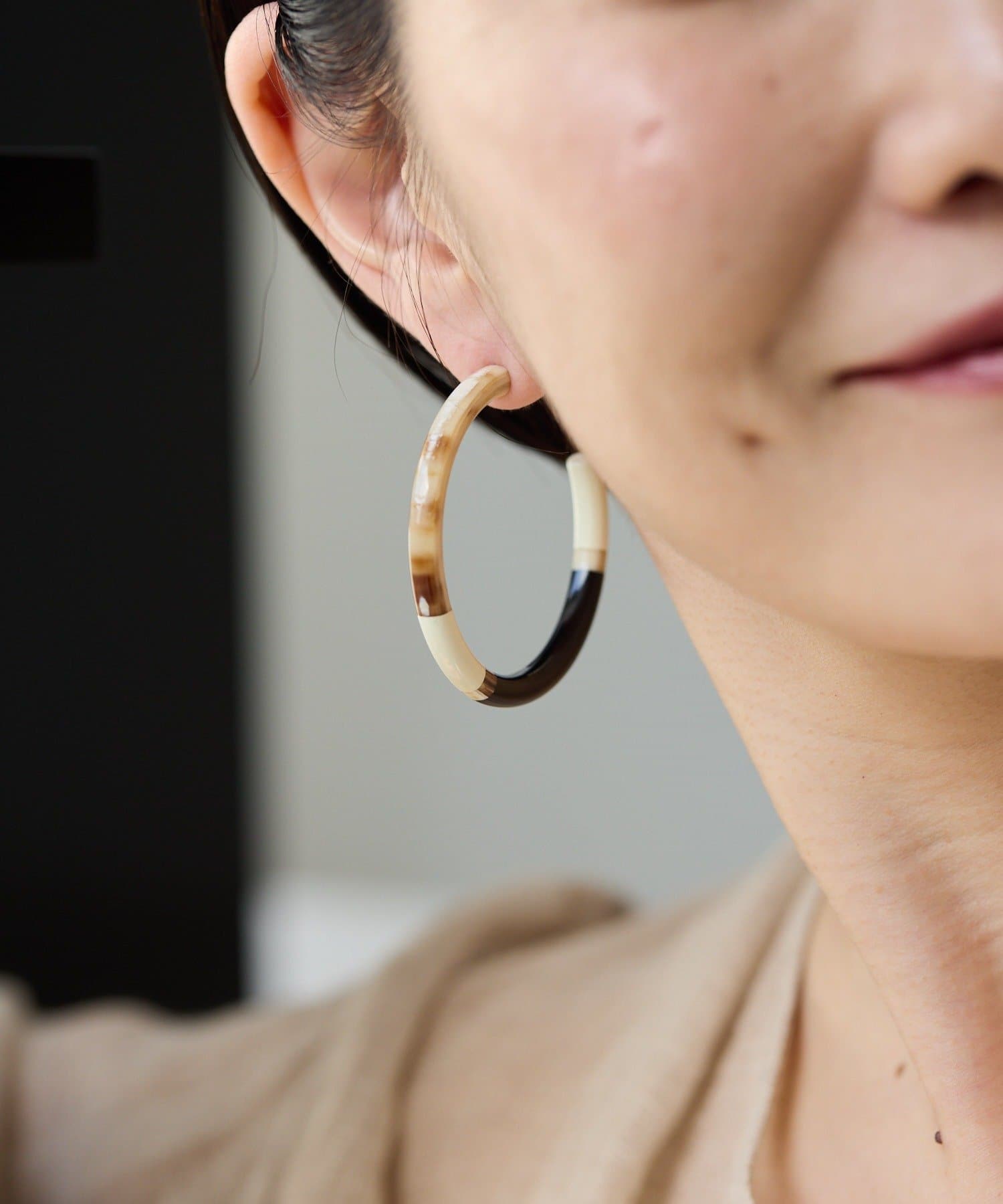 ear PAPILLONNER(イア パピヨネ) 水牛角3色フープピアス