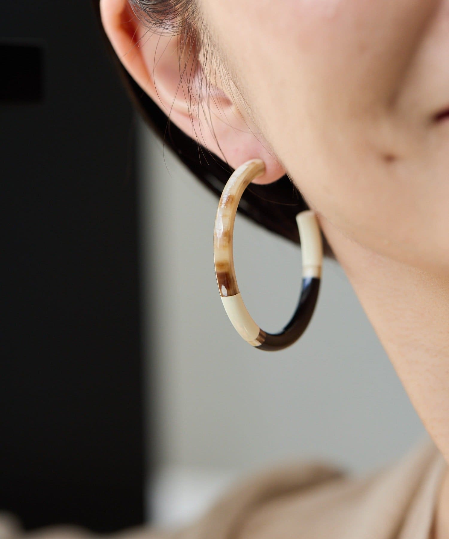ear PAPILLONNER(イア パピヨネ) 水牛角3色フープピアス
