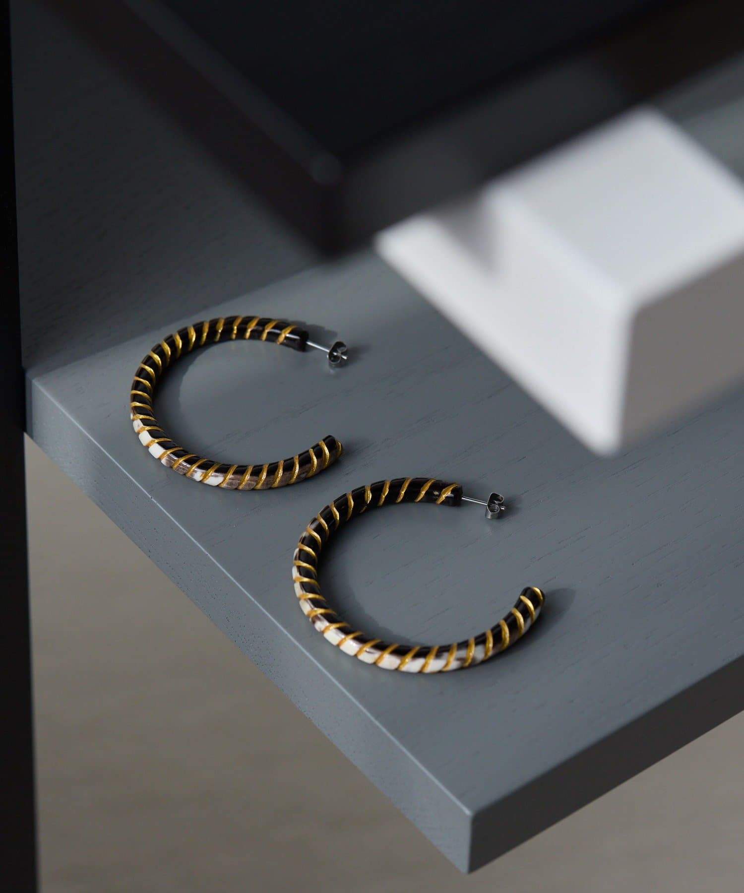 ear PAPILLONNER(イア パピヨネ) 水牛角縞々フープピアス