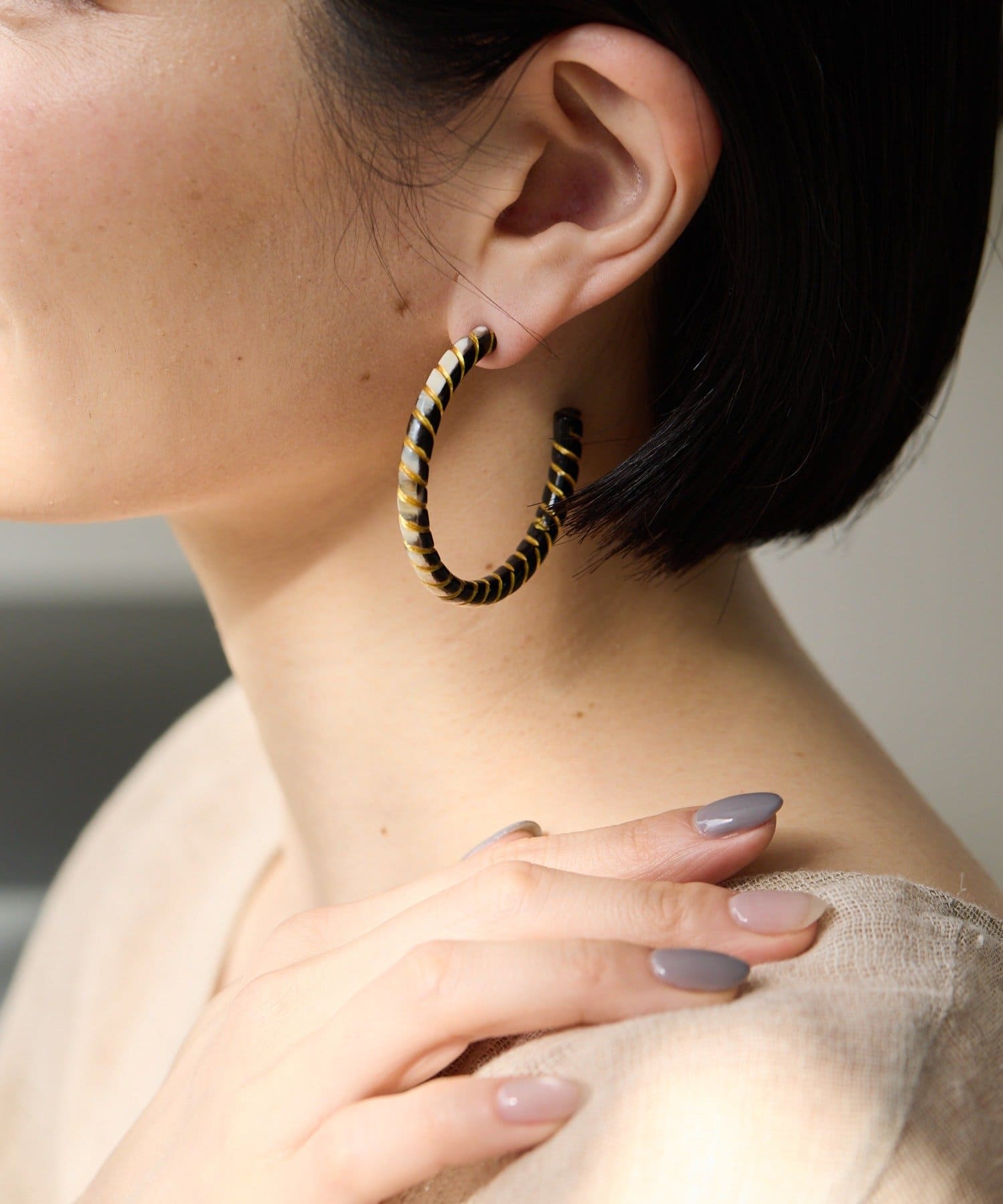 ear PAPILLONNER(イア パピヨネ) 水牛角縞々フープピアス