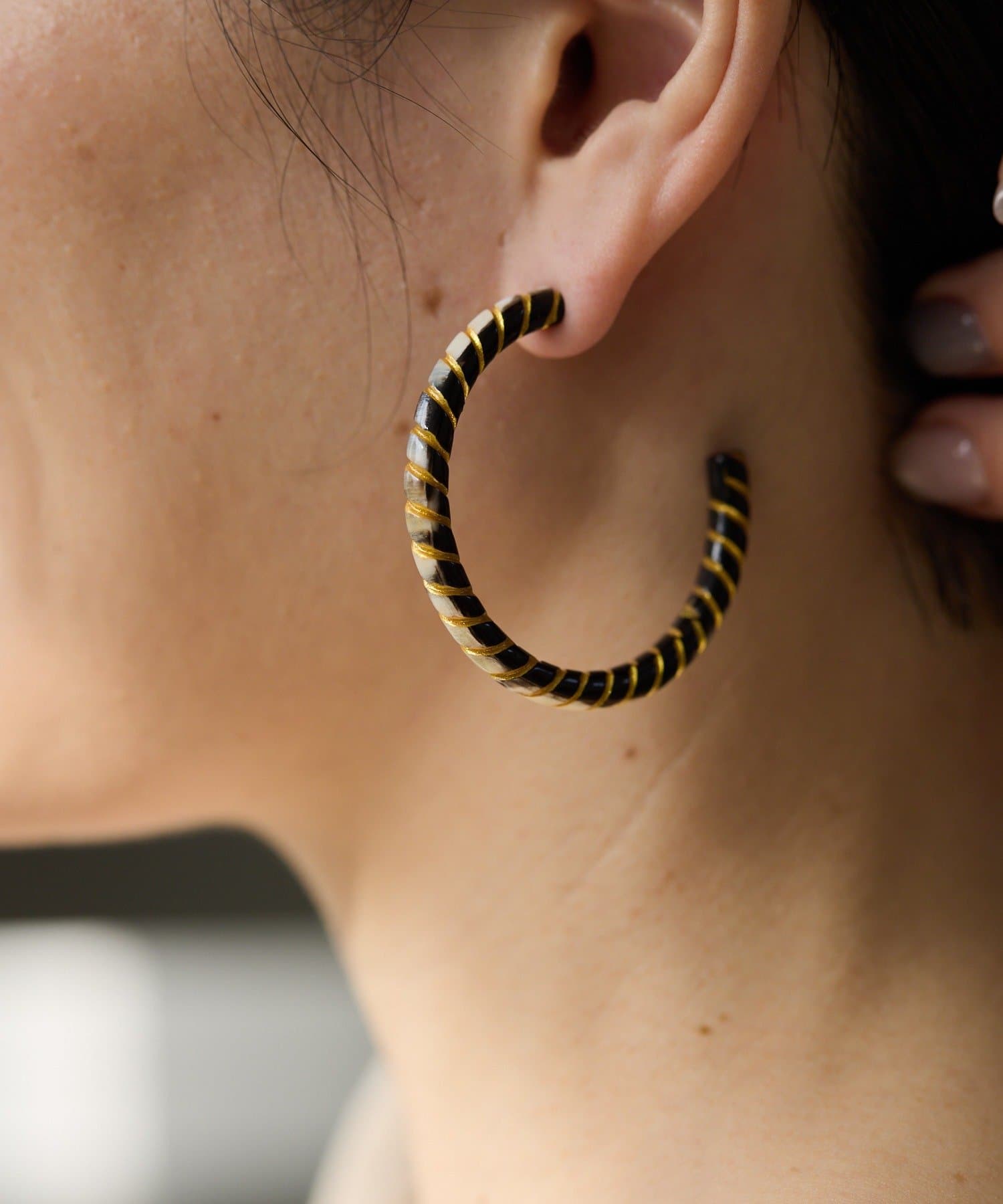 ear PAPILLONNER(イア パピヨネ) 水牛角縞々フープピアス