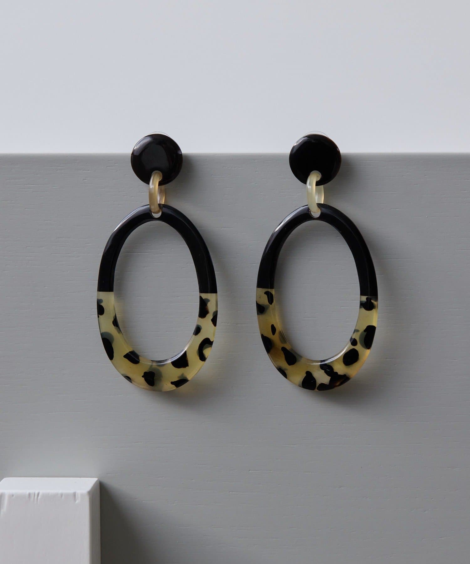 ear PAPILLONNER(イア パピヨネ) 水牛角柄入オーバルピアス