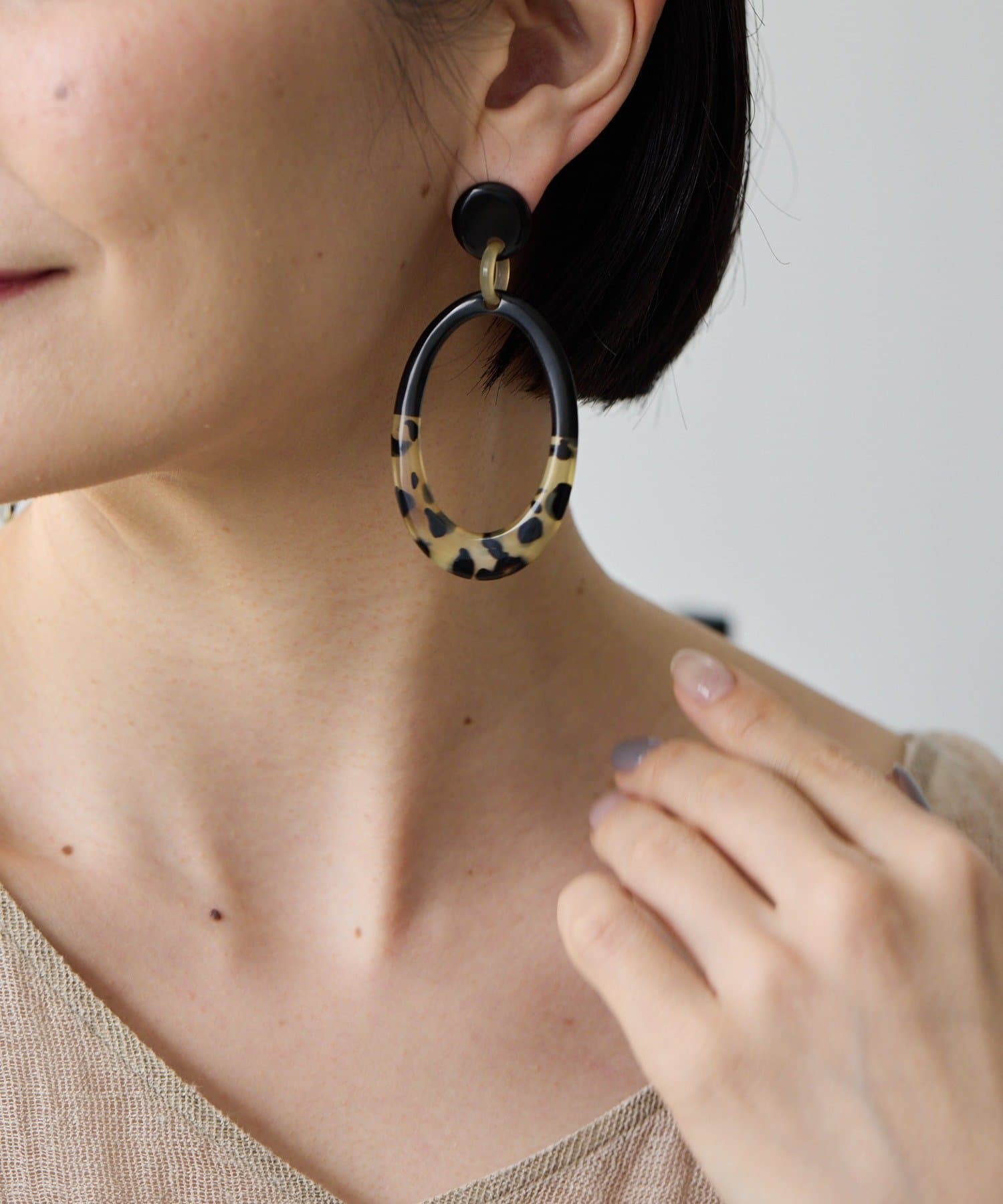 ear PAPILLONNER(イア パピヨネ) 水牛角柄入オーバルピアス