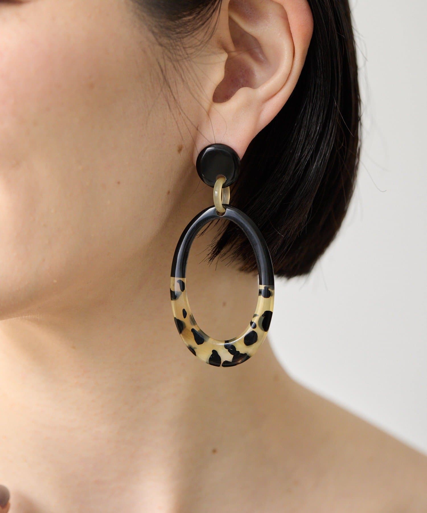 ear PAPILLONNER(イア パピヨネ) 水牛角柄入オーバルピアス