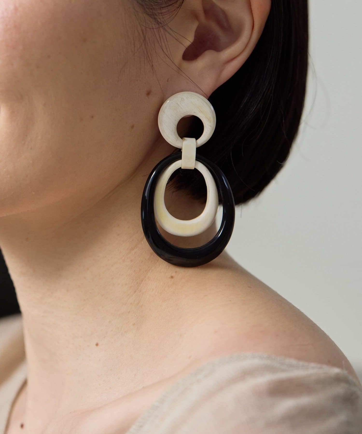 ear PAPILLONNER(イア パピヨネ) 水牛角Wリングピアス