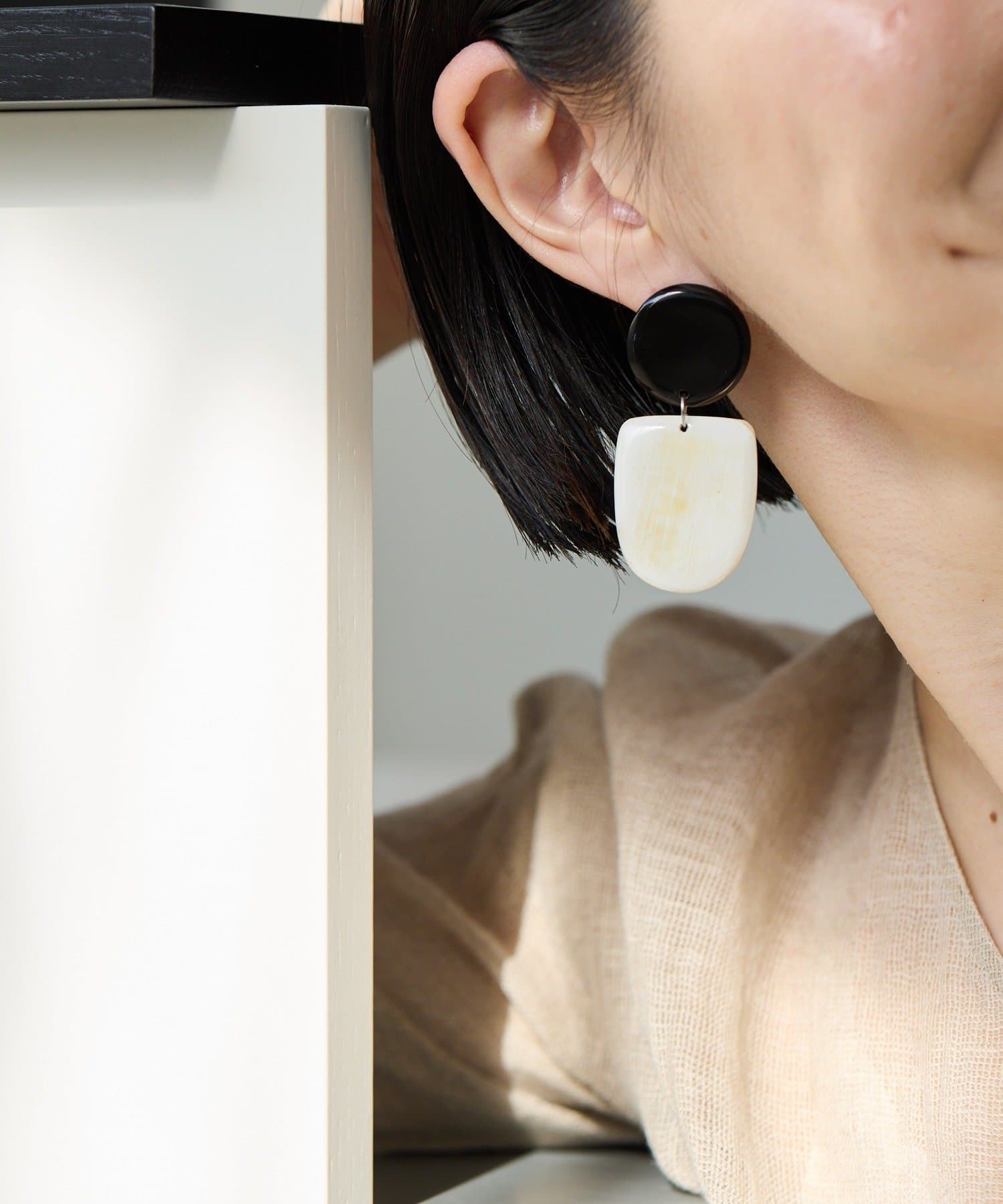 ear PAPILLONNER(イア パピヨネ) 水牛角モノトーンピアス