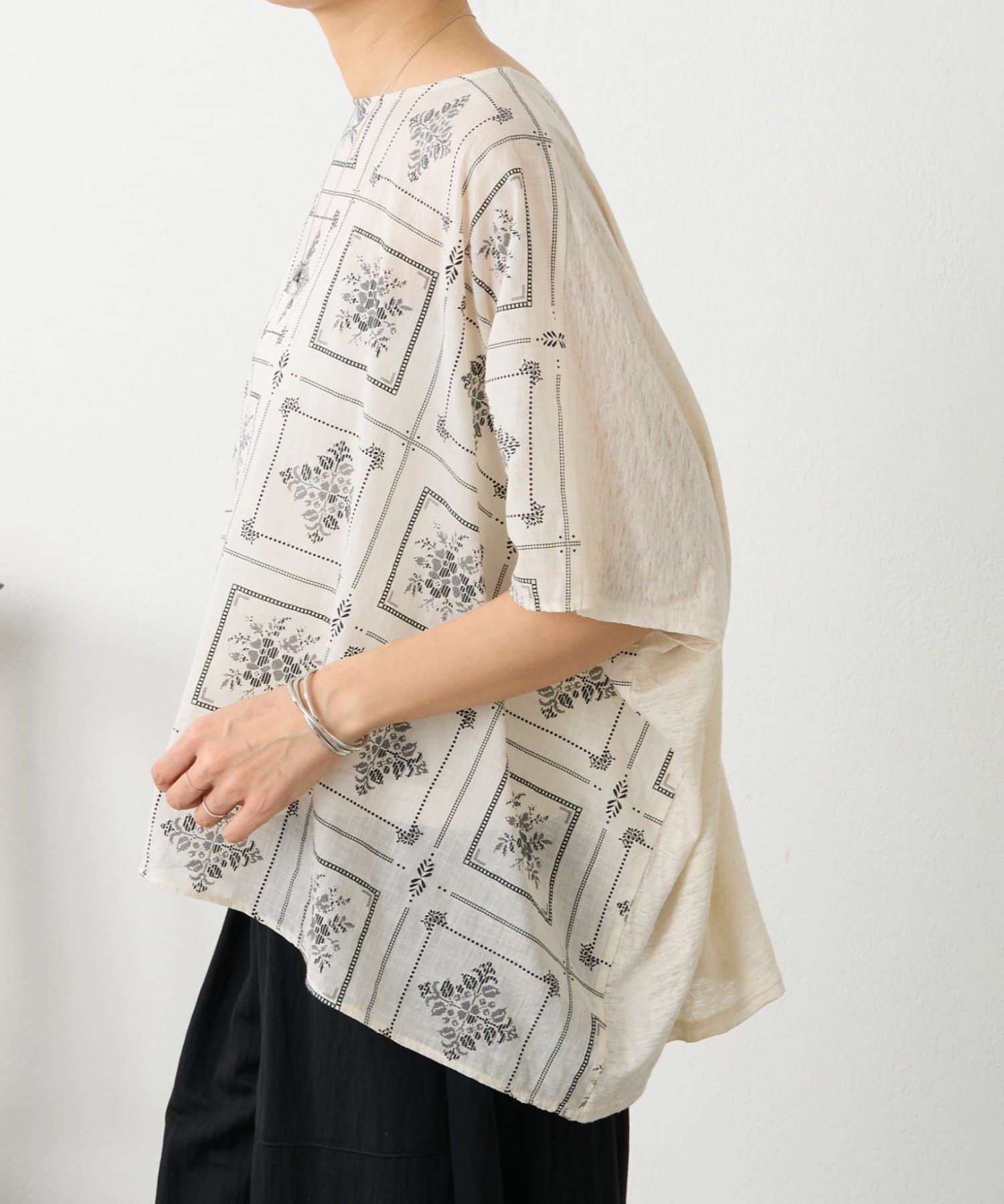 BEARDSLEY(ビアズリー) 《4/2(木)18：00予約開始》刺繍風プリントプルオーバー