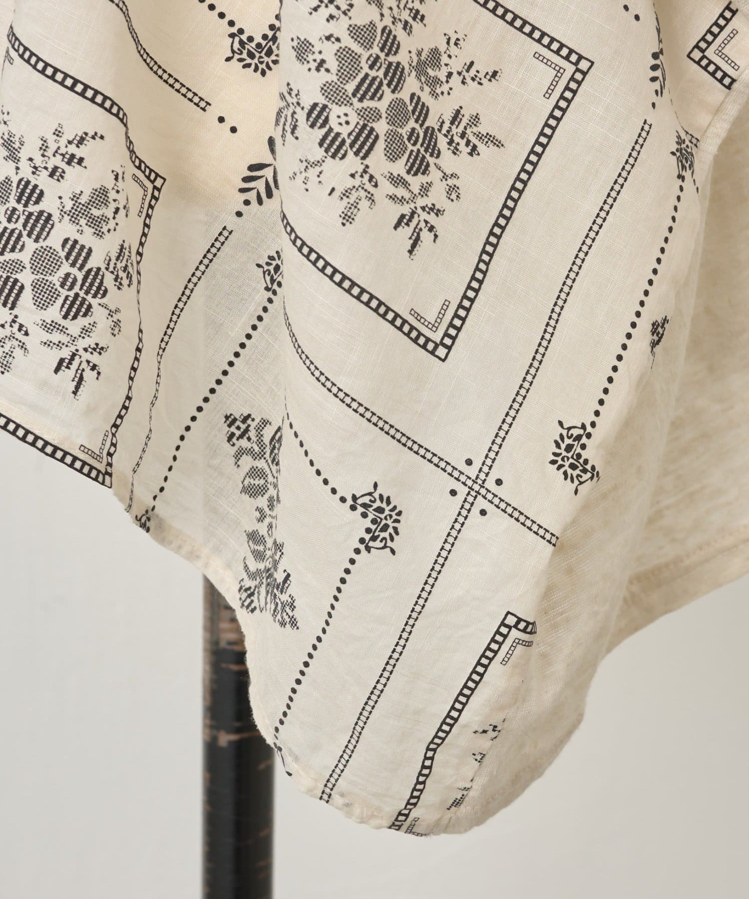 BEARDSLEY(ビアズリー) 刺繍風プリントプルオーバー