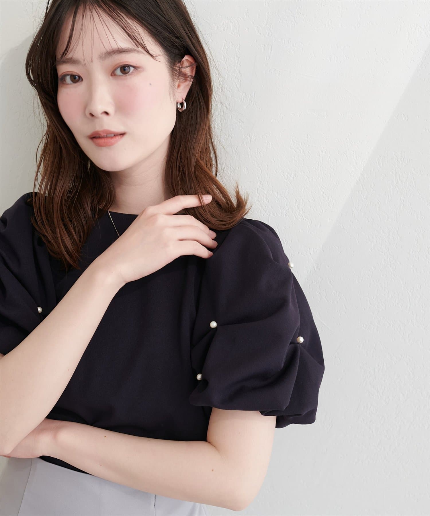 natural couture(ナチュラルクチュール) タックパールパフショルダーブラウス