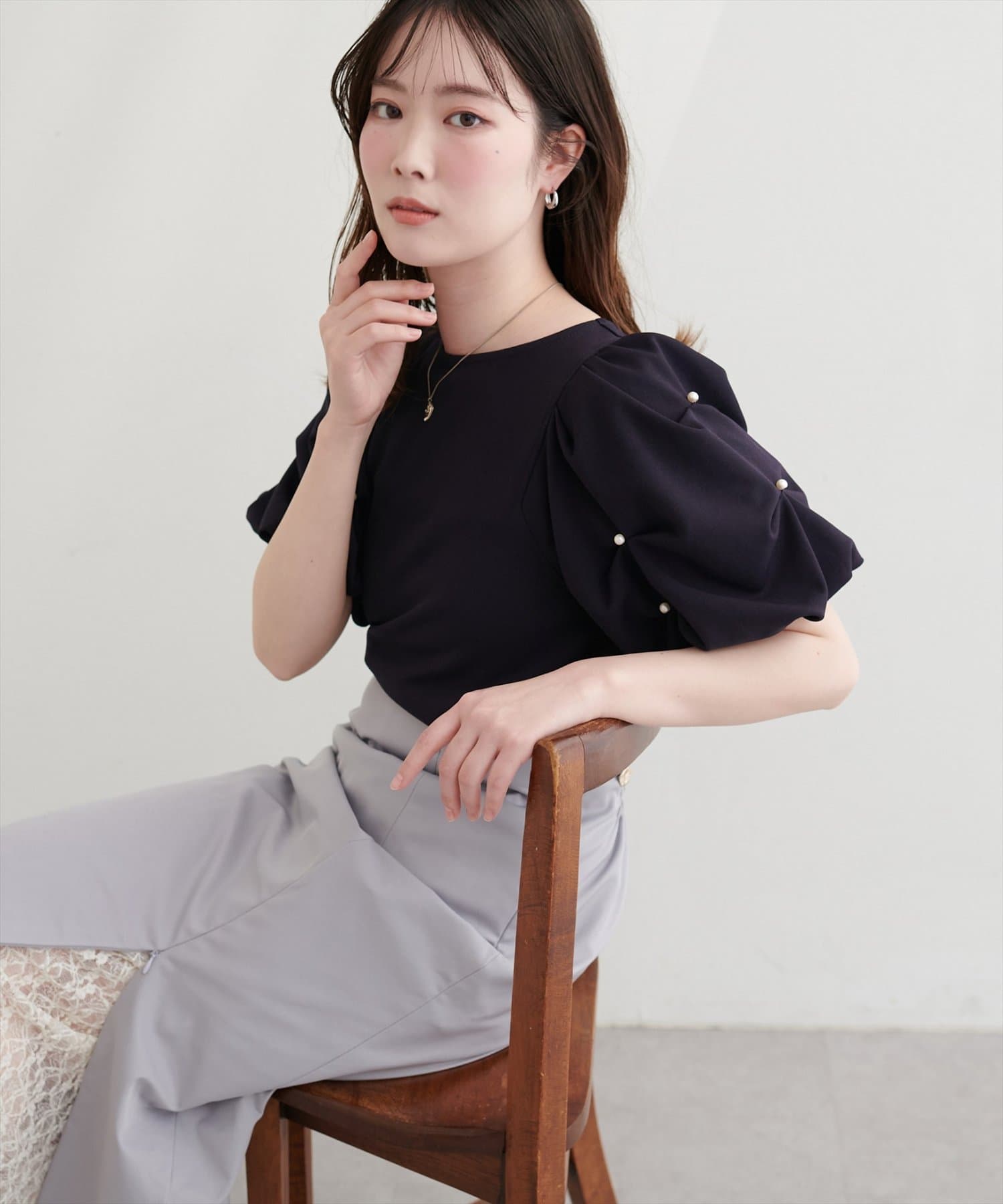 natural couture(ナチュラルクチュール) タックパールパフショルダーブラウス