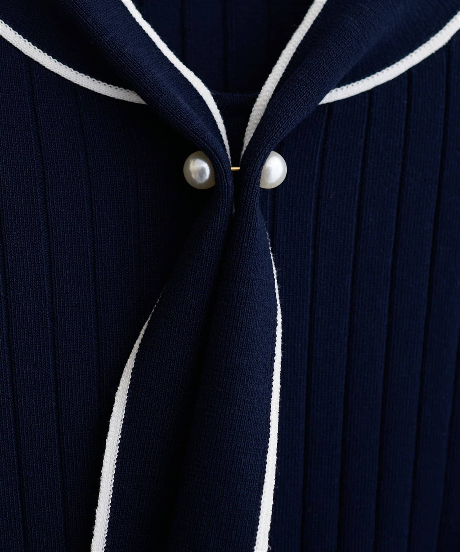 natural couture(ナチュラルクチュール) パール付きボータイバイカラーニット