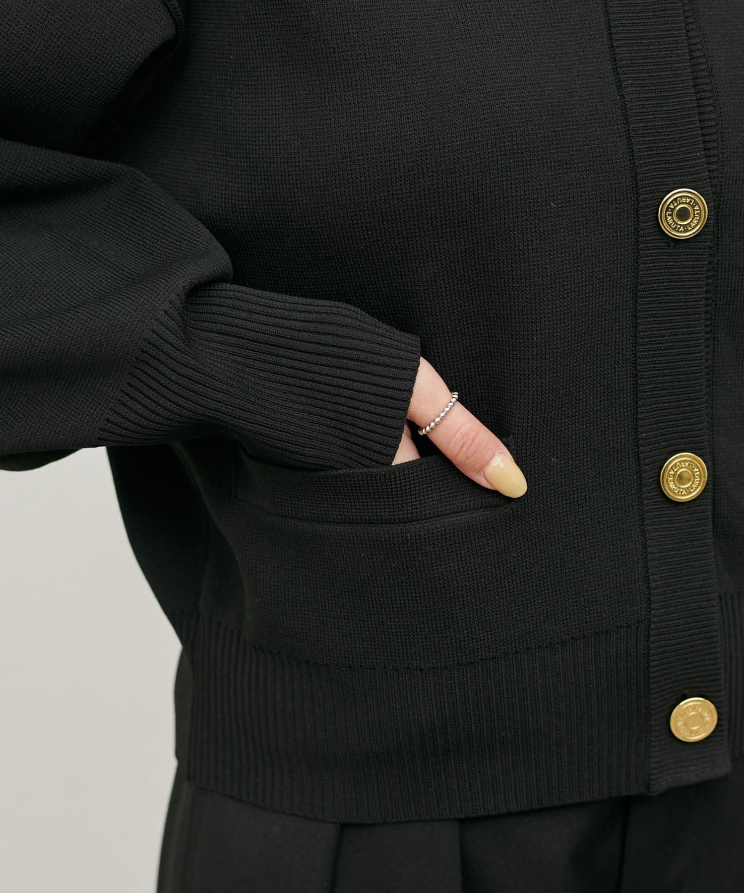 LARUTA(ラルータ) ロゴ入り金釦ポリクルーカーディガン