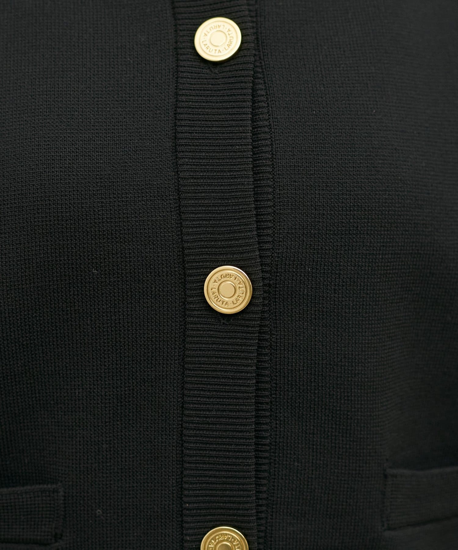 LARUTA(ラルータ) ロゴ入り金釦ポリクルーカーディガン