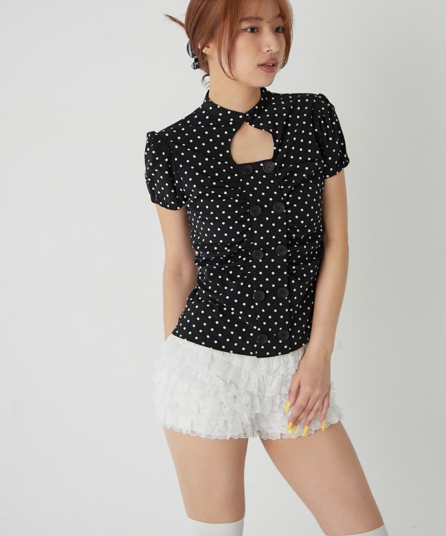 WHO’S WHO gallery(フーズフーギャラリー) Wボタンギャザーブラウス