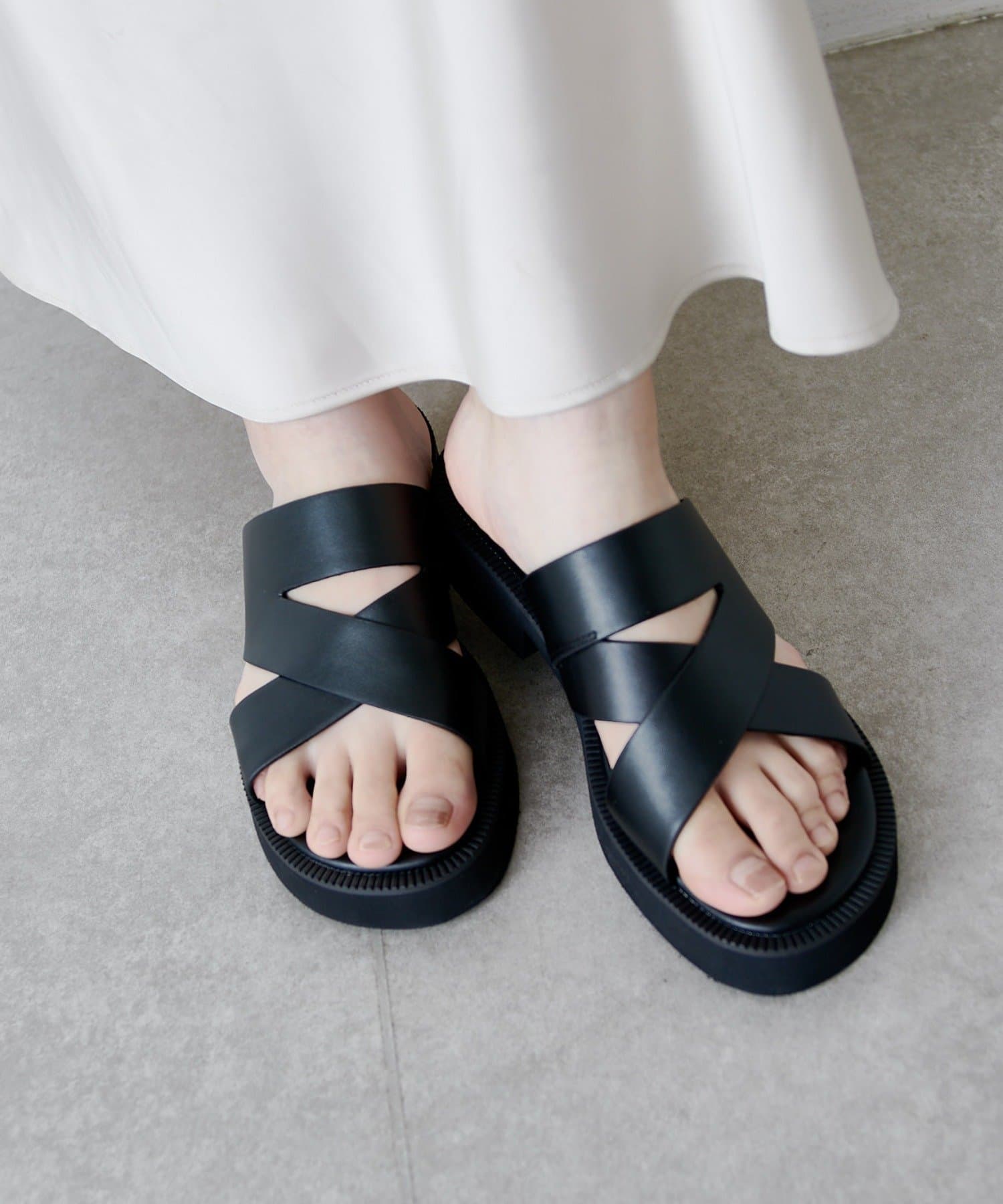 Lui's(ルイス) クロスベルトデザイン厚底サンダル