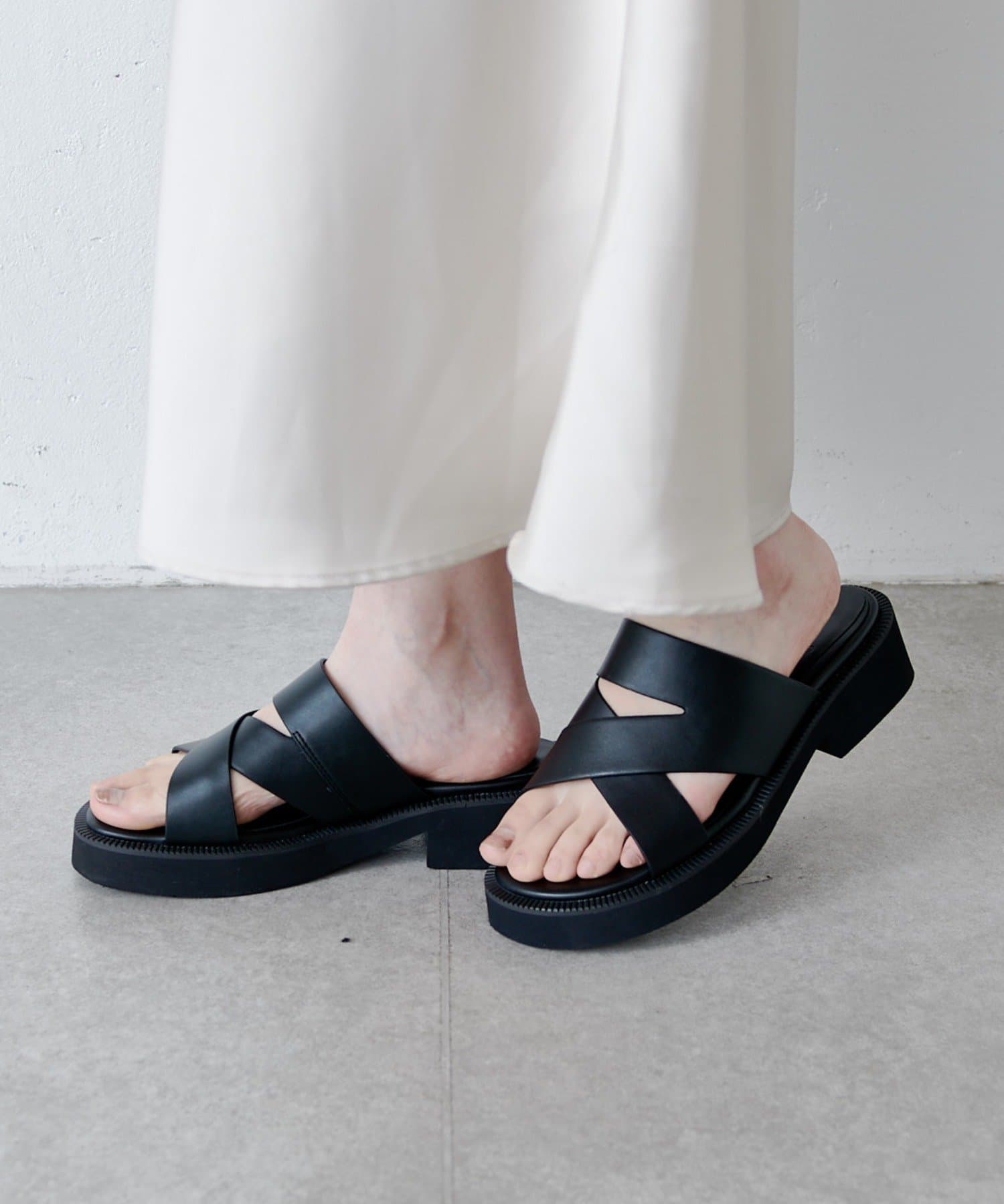 Lui's(ルイス) クロスベルトデザイン厚底サンダル