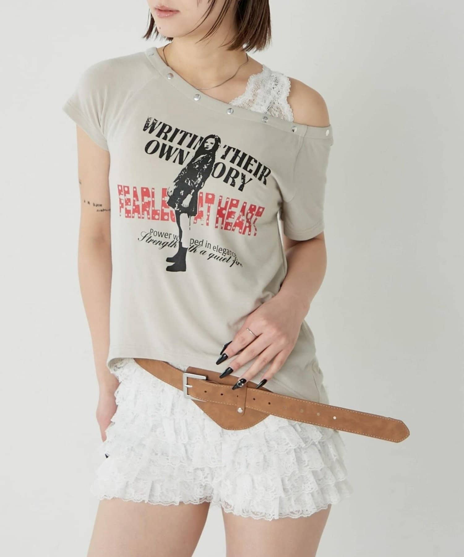 WHO’S WHO gallery(フーズフーギャラリー) エリオットラウンドヘムシアーTEE