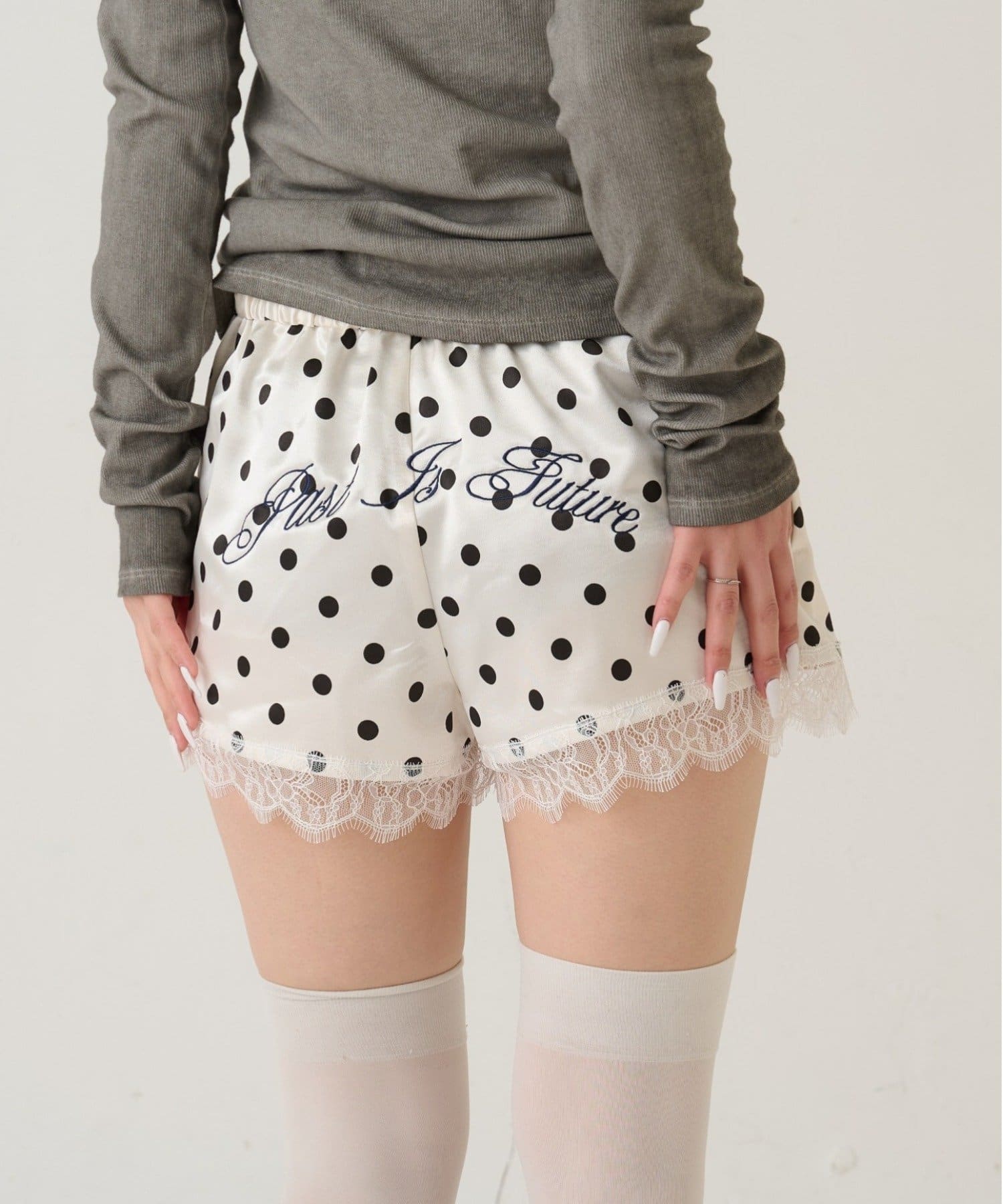 WHO’S WHO gallery(フーズフーギャラリー) ドットサテンロゴショーツ