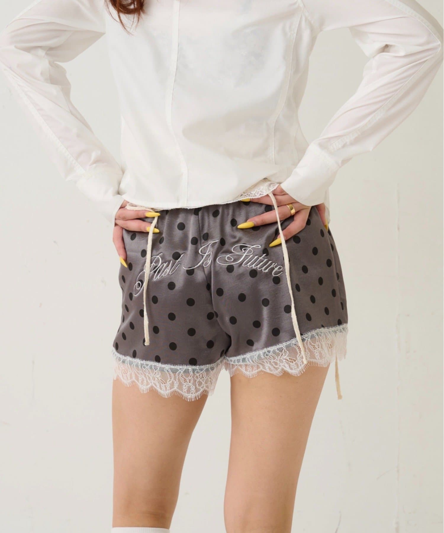 WHO’S WHO gallery(フーズフーギャラリー) ドットサテンロゴショーツ