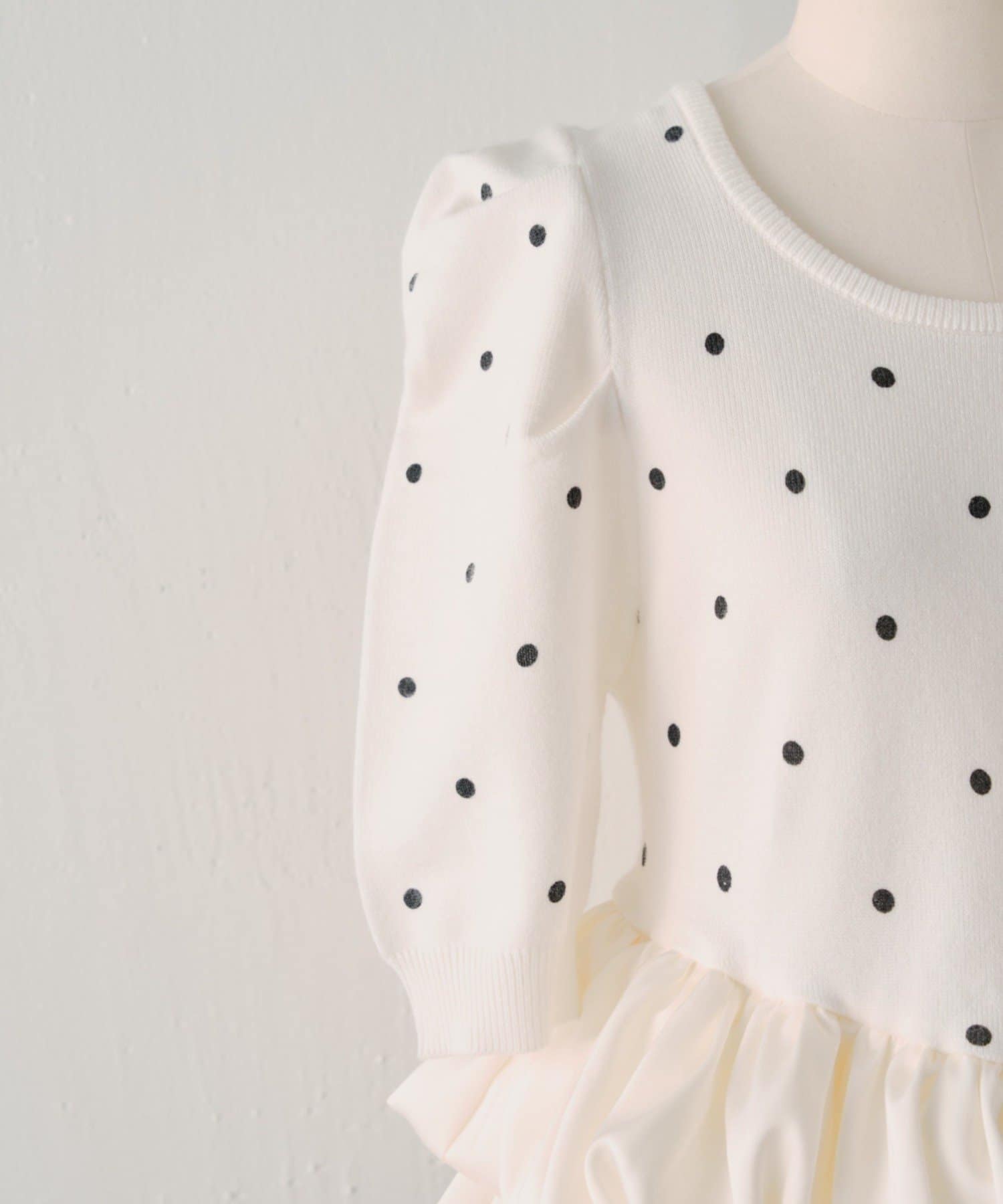 Chico(チコ) 4/2(木) 12:00販売開始【SALON by Chico】5分袖ドットバルーンペプラムパワショルニット
