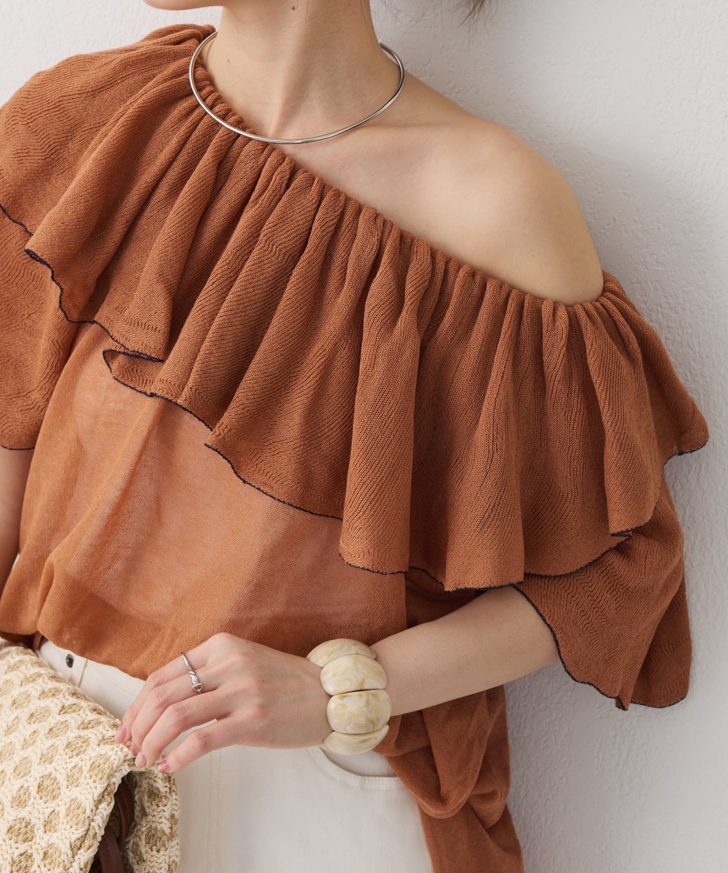 COLLAGE GALLARDAGALANTE(コラージュ ガリャルダガランテ) 【３WAY/トレンドアイテム】ラッフルオフショルダーシアーニット