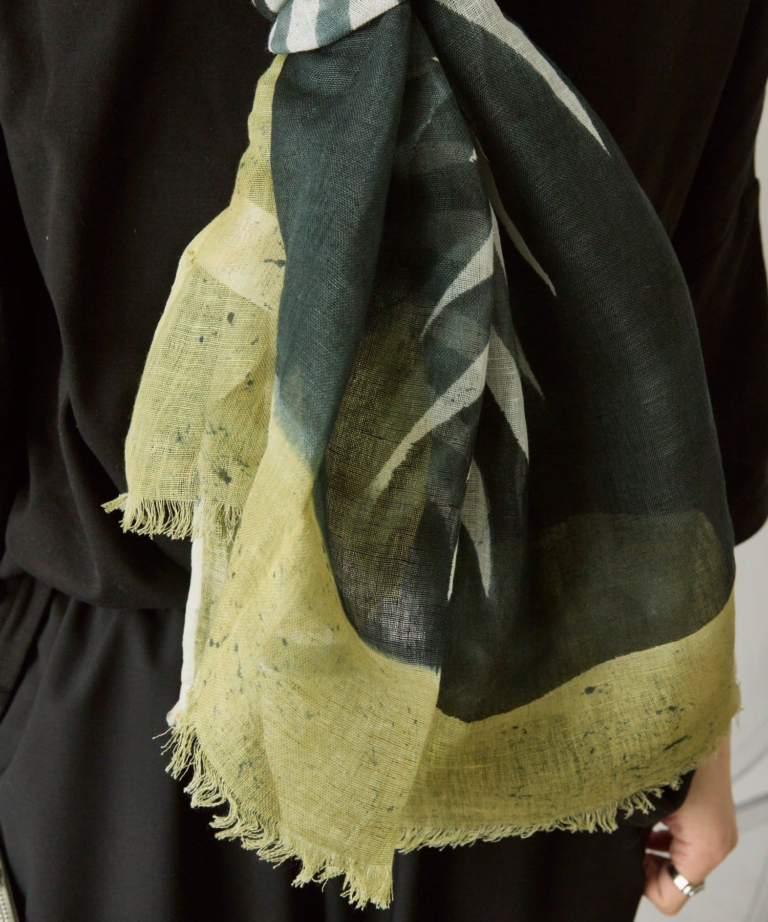 ear PAPILLONNER(イア パピヨネ) 【PYAAR(ピーアール)】WINGS SCARF/羽場柄ストール