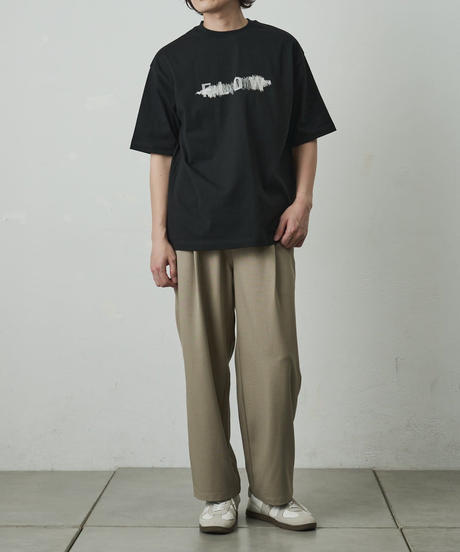 COLONY 2139(コロニー トゥーワンスリーナイン) スクラッチロゴTシャツ