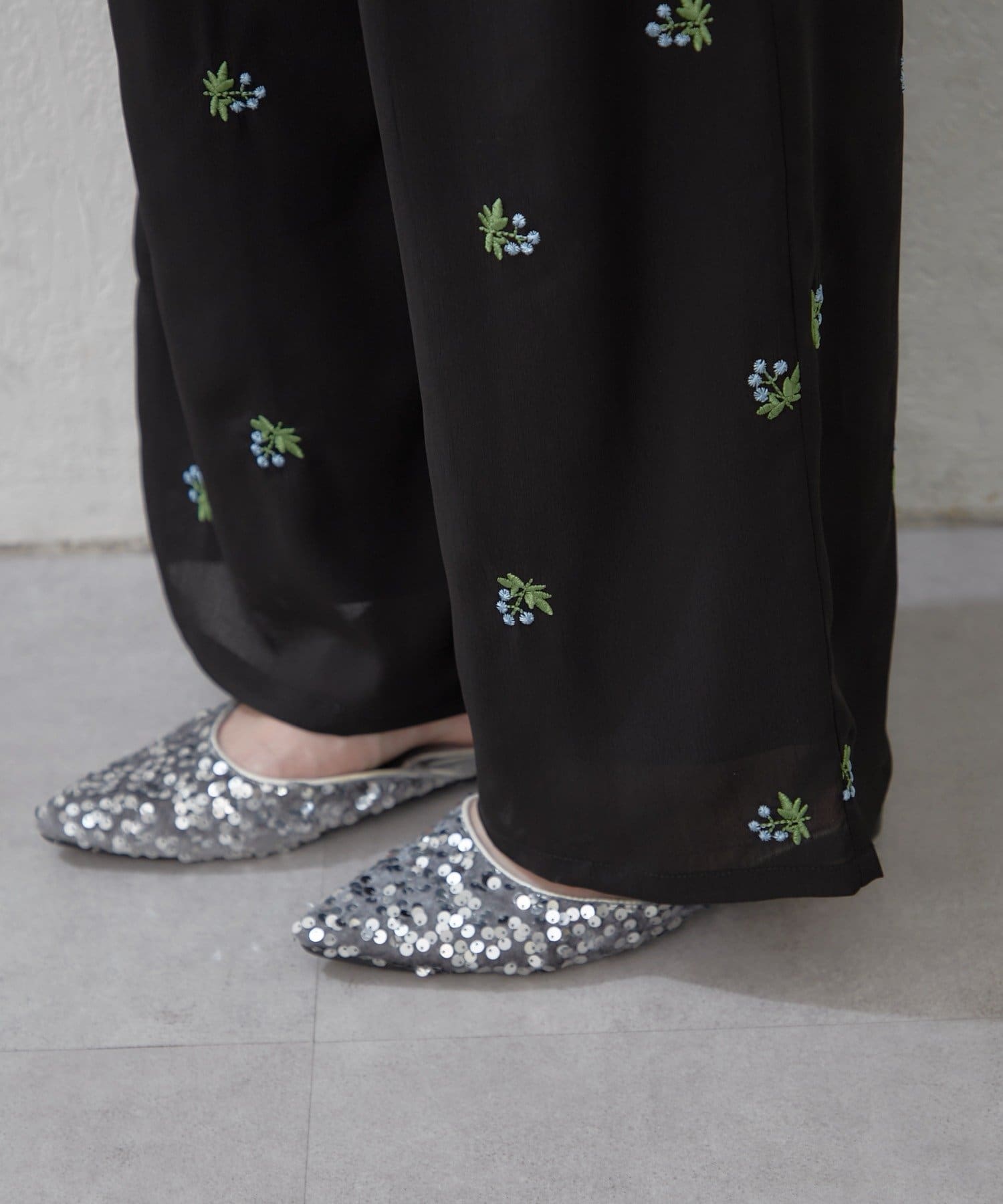 Remind me and forever(リマインドミーアンドフォーエバー) 【SETUP】花刺繍イージーパンツ