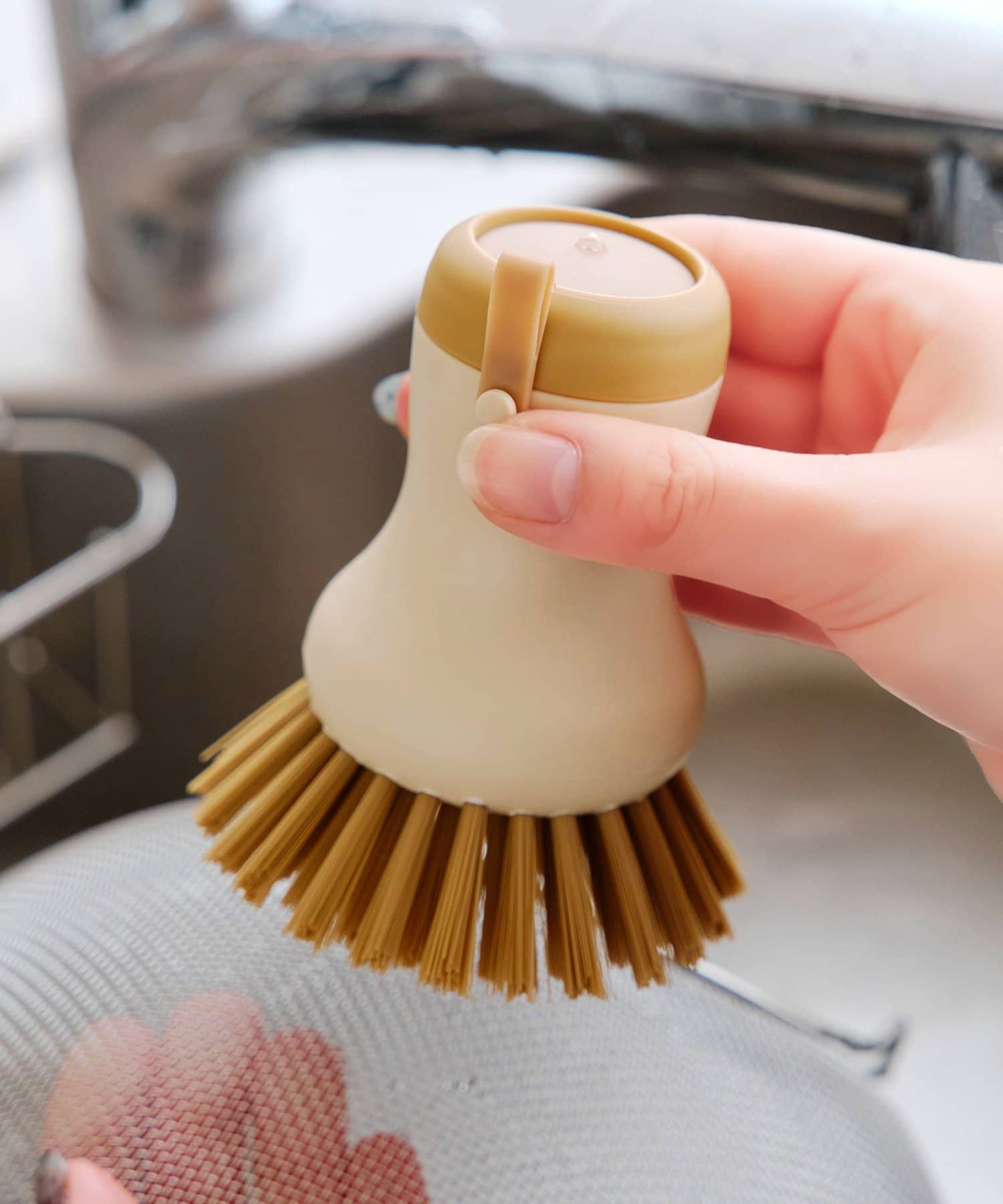 salut!(サリュ) ディスペンサー付きブラシ