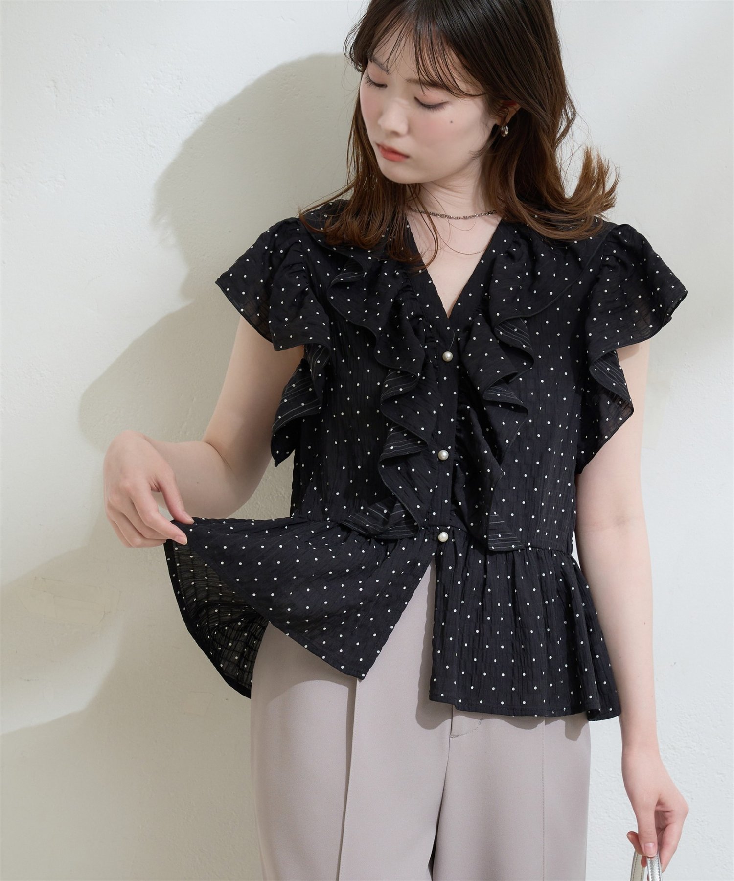 natural couture(ナチュラルクチュール) ドットフリルブラウス