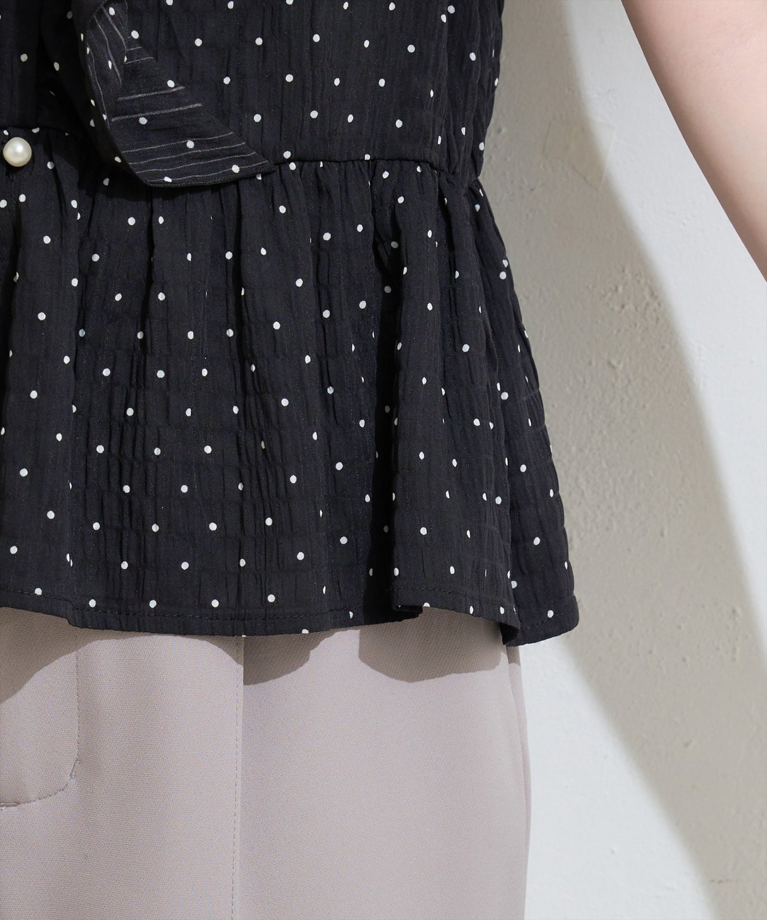 natural couture(ナチュラルクチュール) ドットフリルブラウス