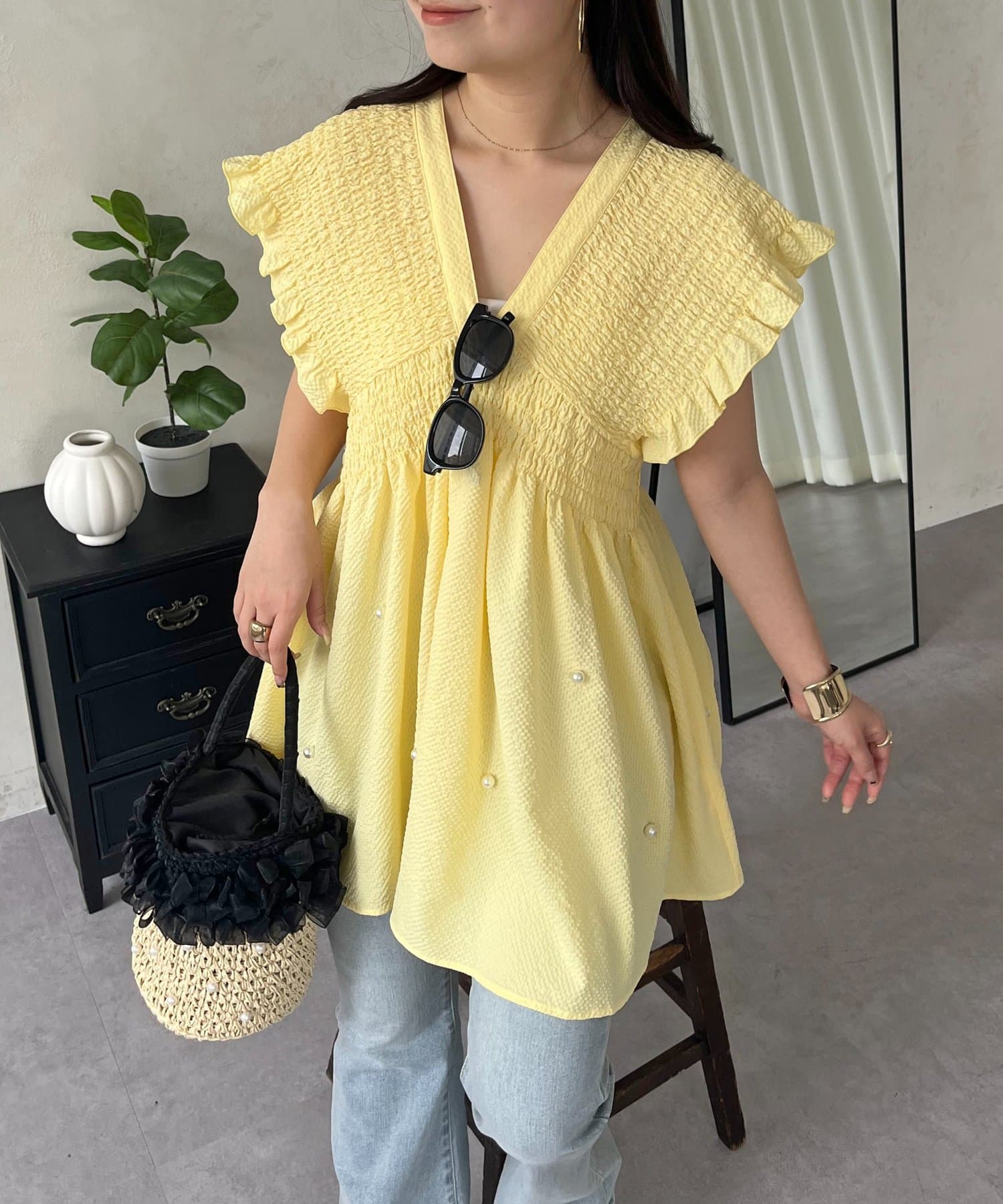 prose verse(プロズヴェール) シャーリングフリルVネックパールペプラムブラウス