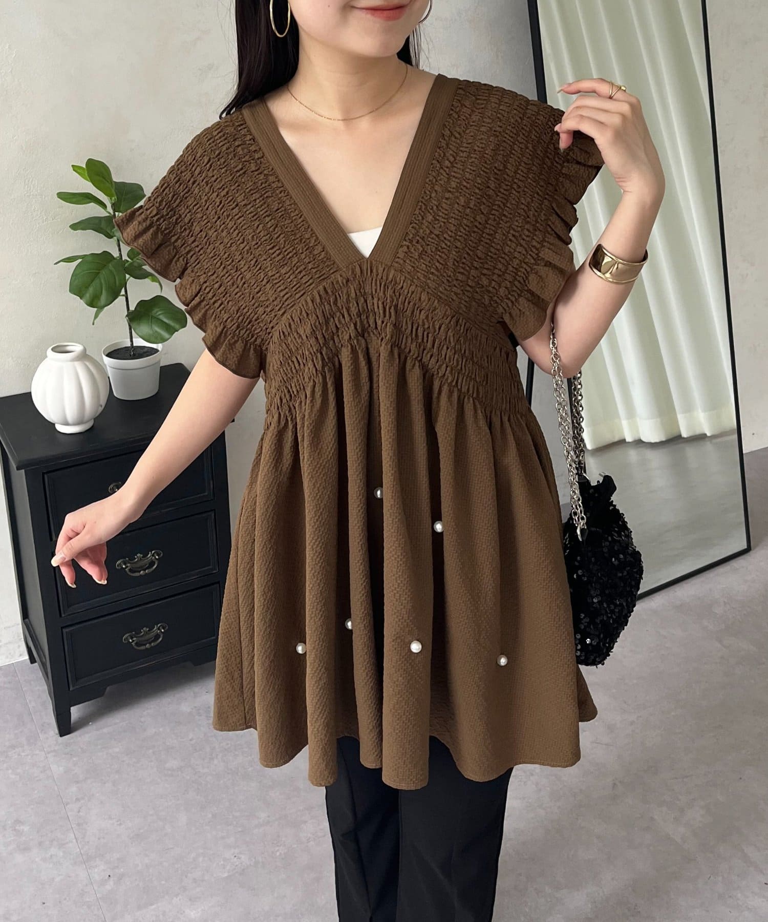 prose verse(プロズヴェール) シャーリングフリルVネックパールペプラムブラウス