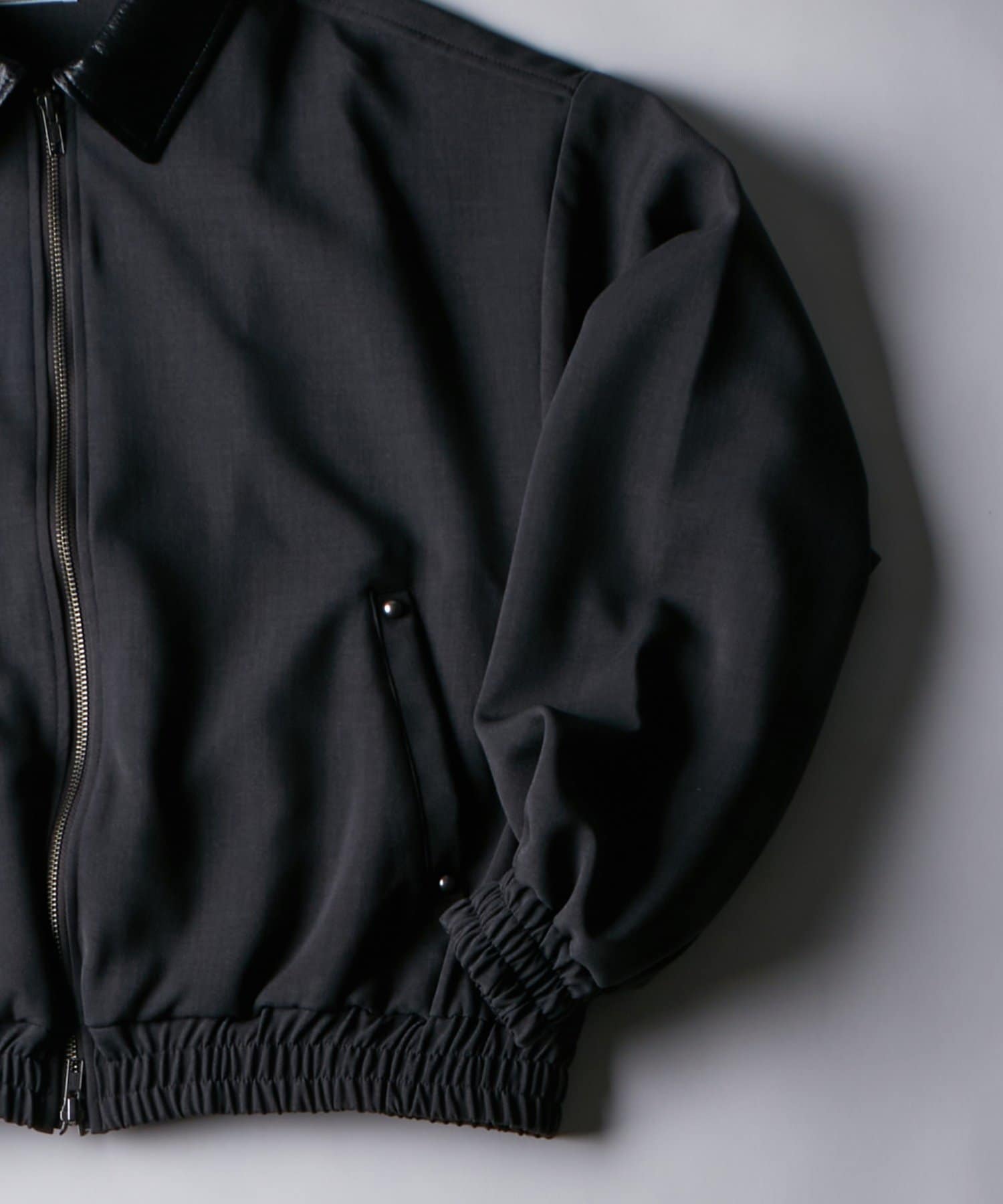 OUTLET(アウトレット) 【WHO'S WHO gallery】トロピカル襟レザー切り替えジップブルゾン