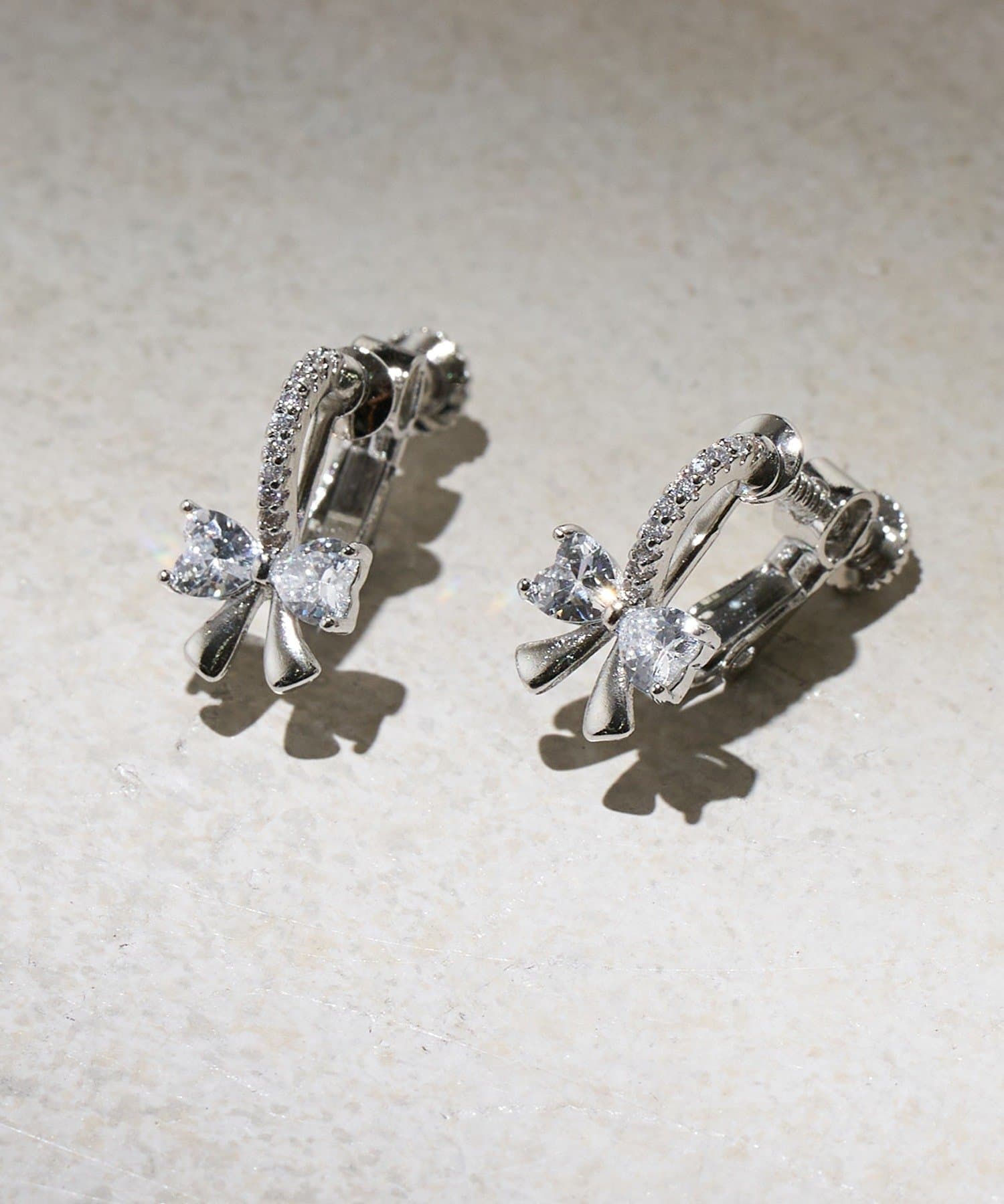 Lattice(ラティス) リボンストーンイヤリング