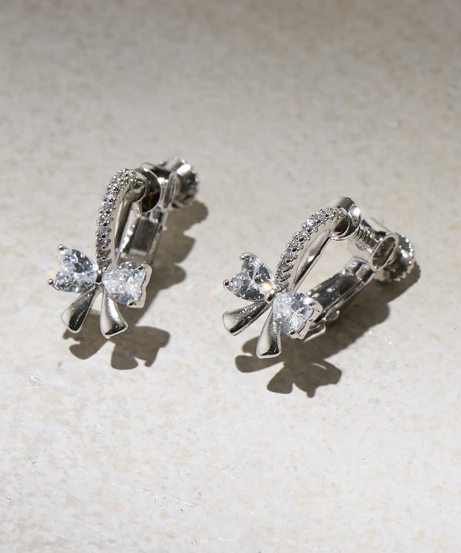 Lattice(ラティス) リボンストーンイヤリング