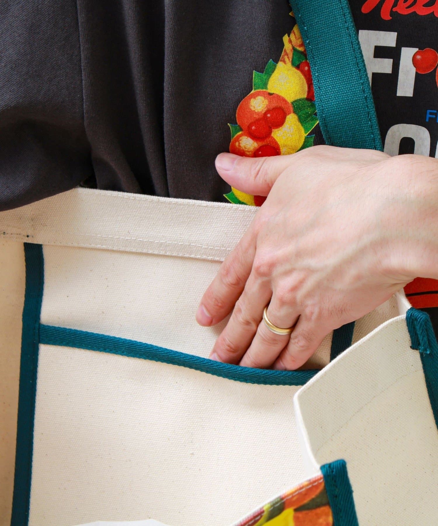 FREDY & GLOSTER(フレディ アンド グロスター) FTL VINTAGE Kelloggs パッケージ プリント キャンバスバッグ