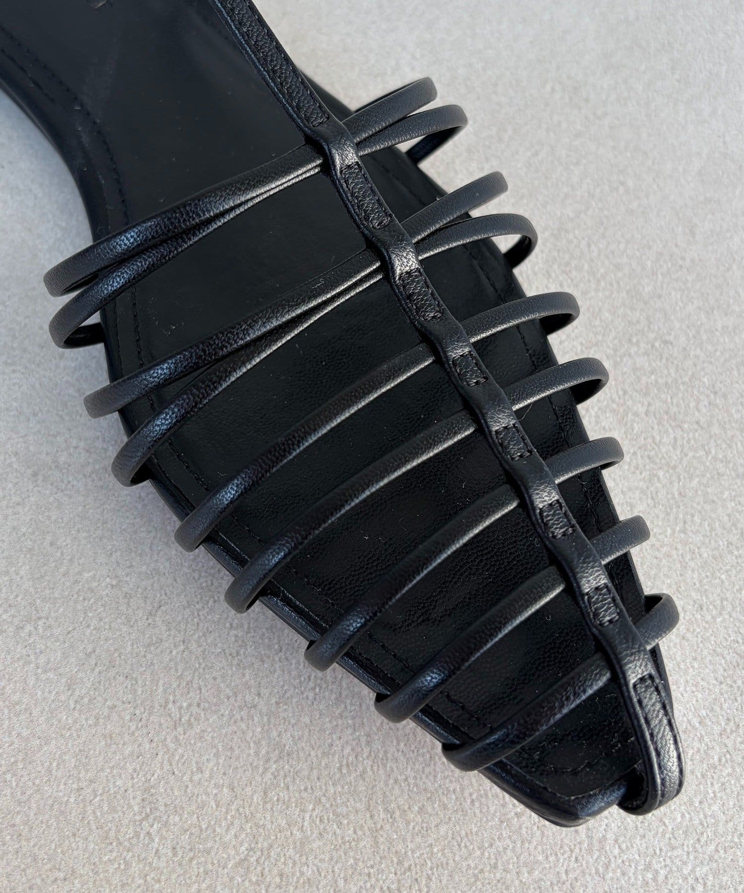 CAPRICIEUX LE'MAGE(カプリシュレマージュ) Tストラップボーンサンダル