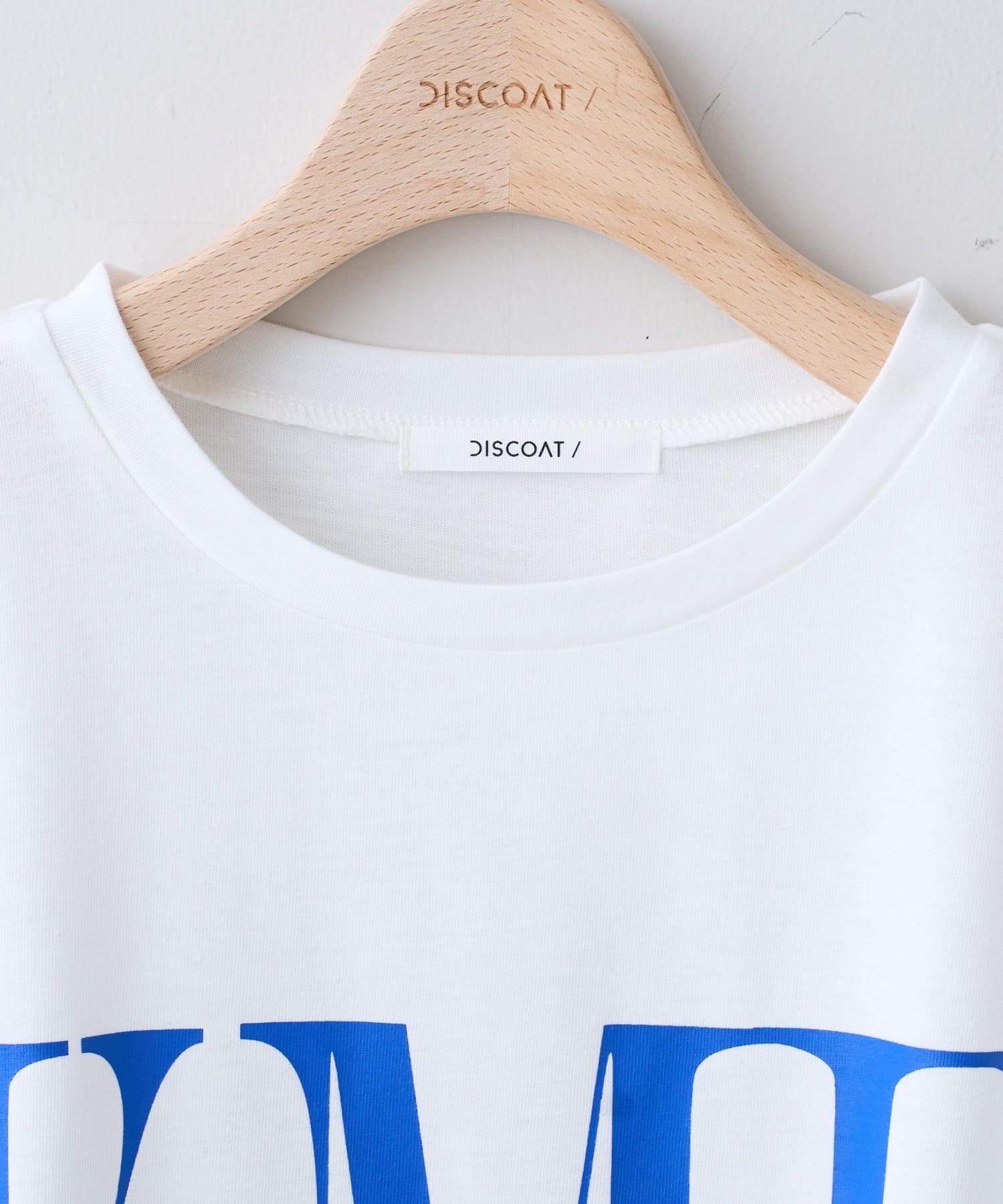 DISCOAT(ディスコート) 【WEB限定】ショート丈ロゴ半袖Tシャツ