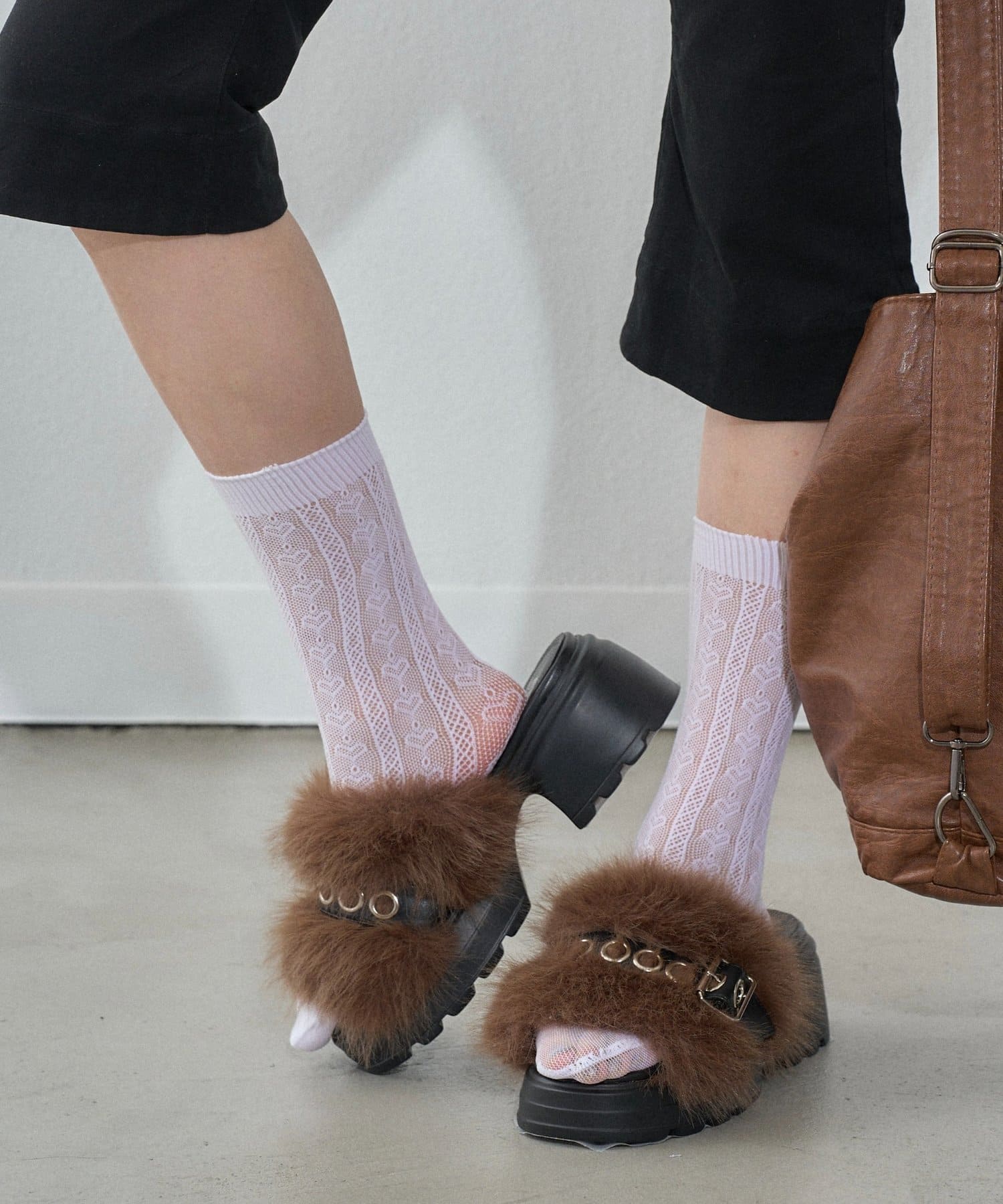 WHO’S WHO gallery(フーズフーギャラリー) ファーベルトサンダル