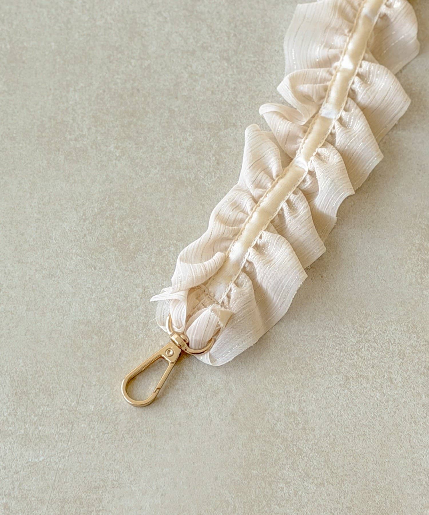 3COINS(スリーコインズ) フリルラメストライプスマホショルダー