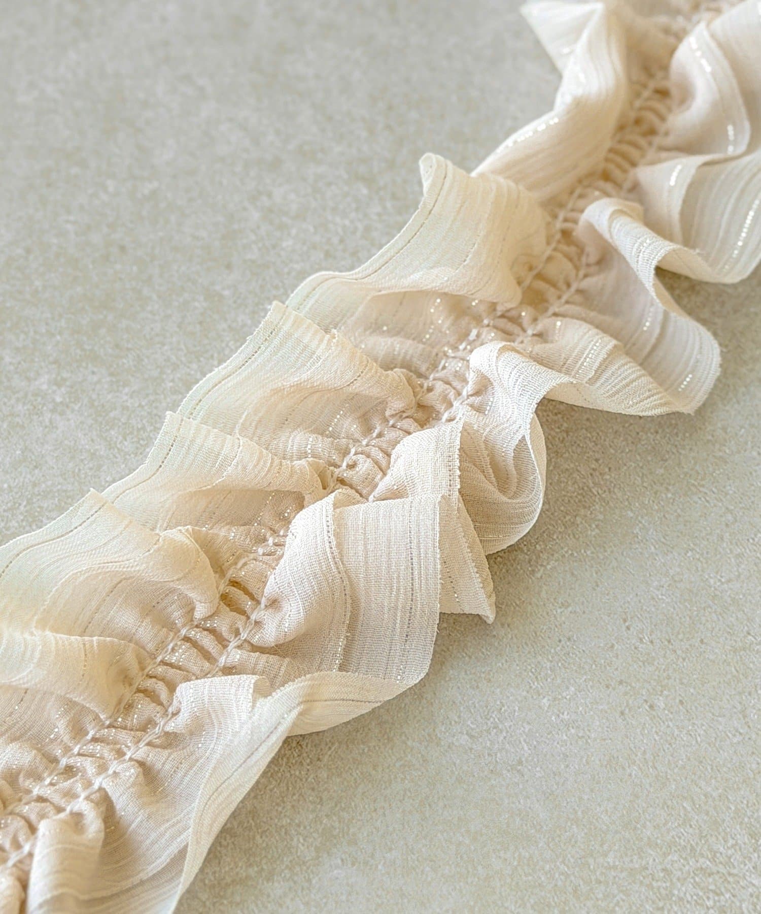 3COINS(スリーコインズ) フリルラメストライプスマホショルダー