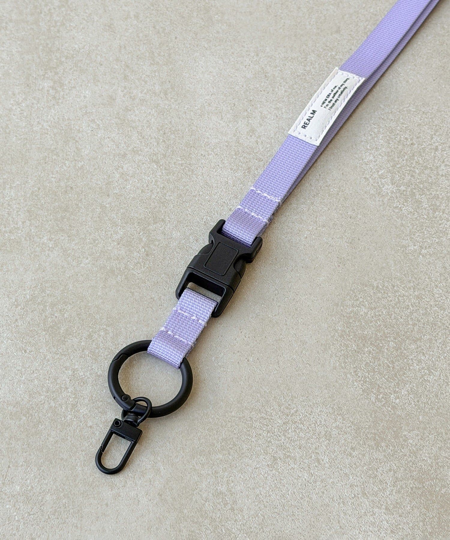 3COINS(スリーコインズ) 平紐バックル付きスマホショルダー