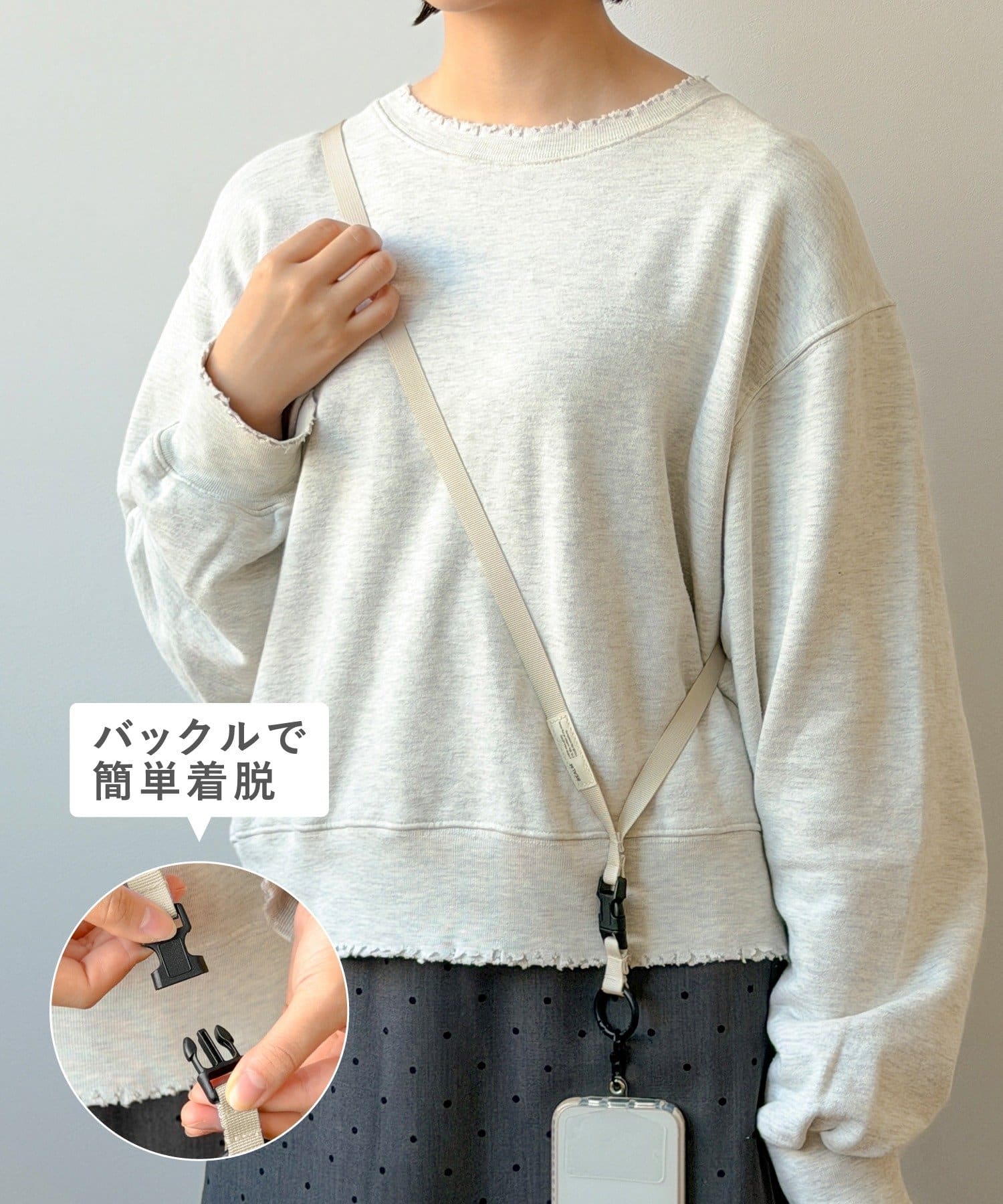 3COINS(スリーコインズ) 平紐バックル付きスマホショルダー