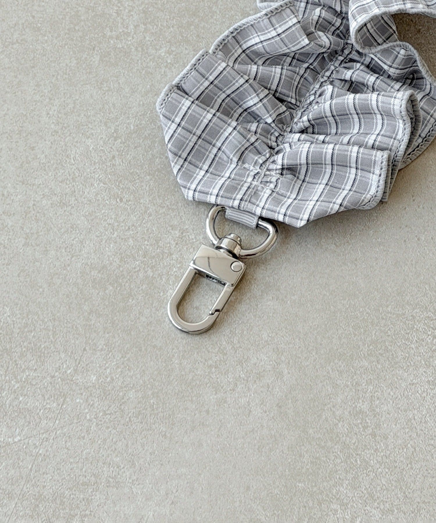 3COINS(スリーコインズ) チェックフリルスマホショルダー